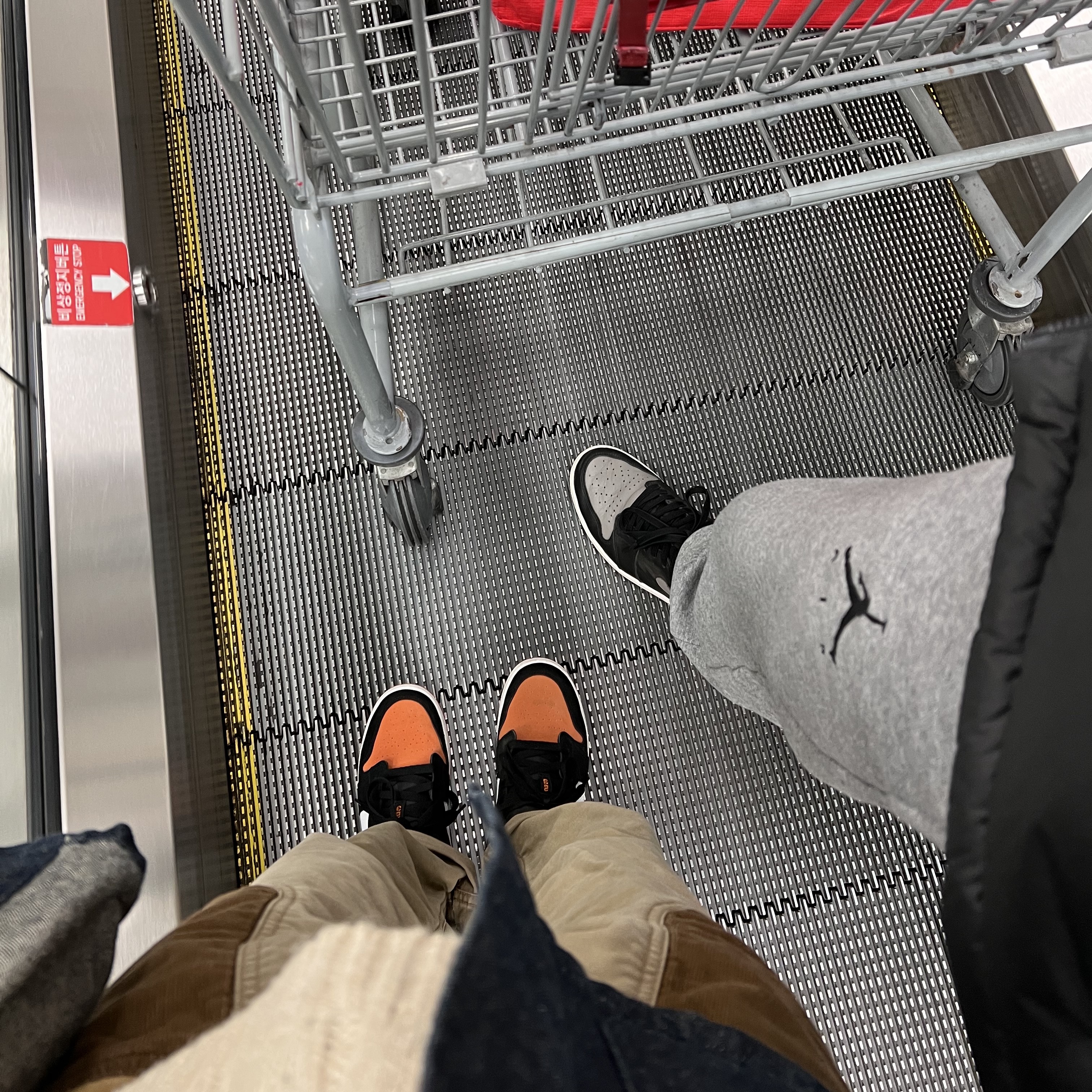 Jordan 1 Low Shattered Backboard, Jordan 1 Retro High OG Shadow 2018 착용 스타일