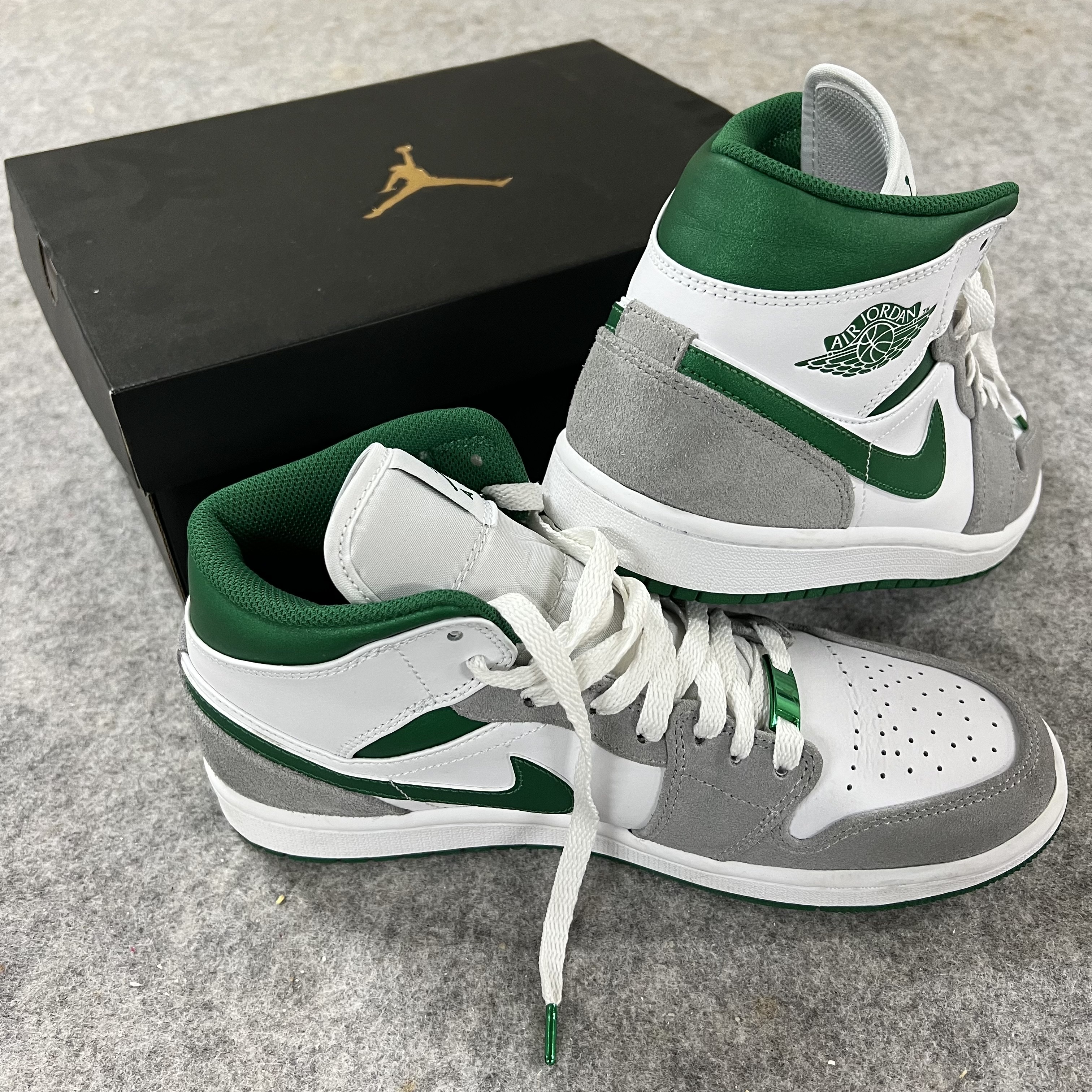 Jordan 1 Mid SE Pine Green Light Smoke Grey 착용 스타일 - 2
