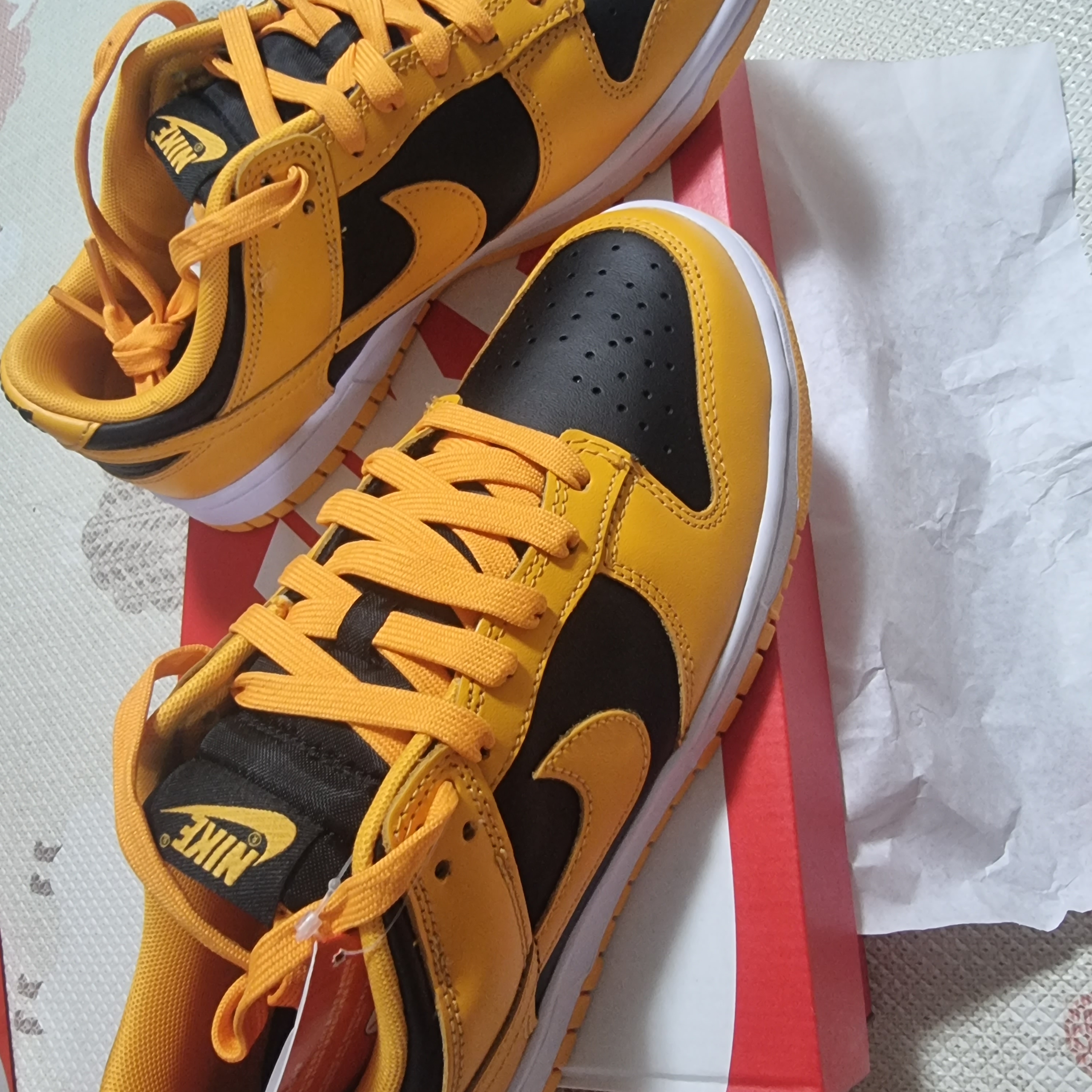 Nike Dunk Low Retro Championship Goldenrod 착용 스타일 - 2