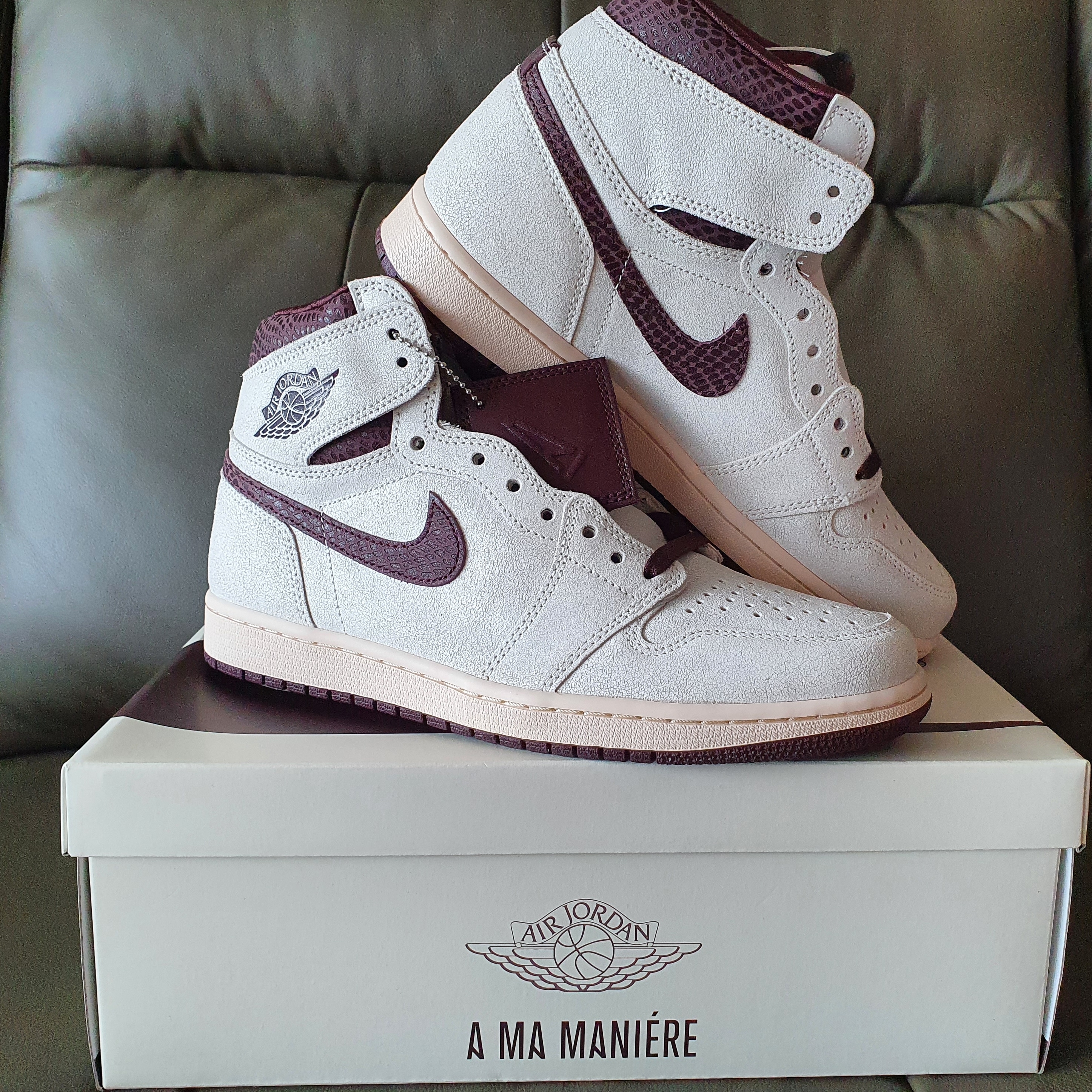 Jordan 1 x A Ma Maniere Retro High OG SP Sail and Burgundy 착용 스타일