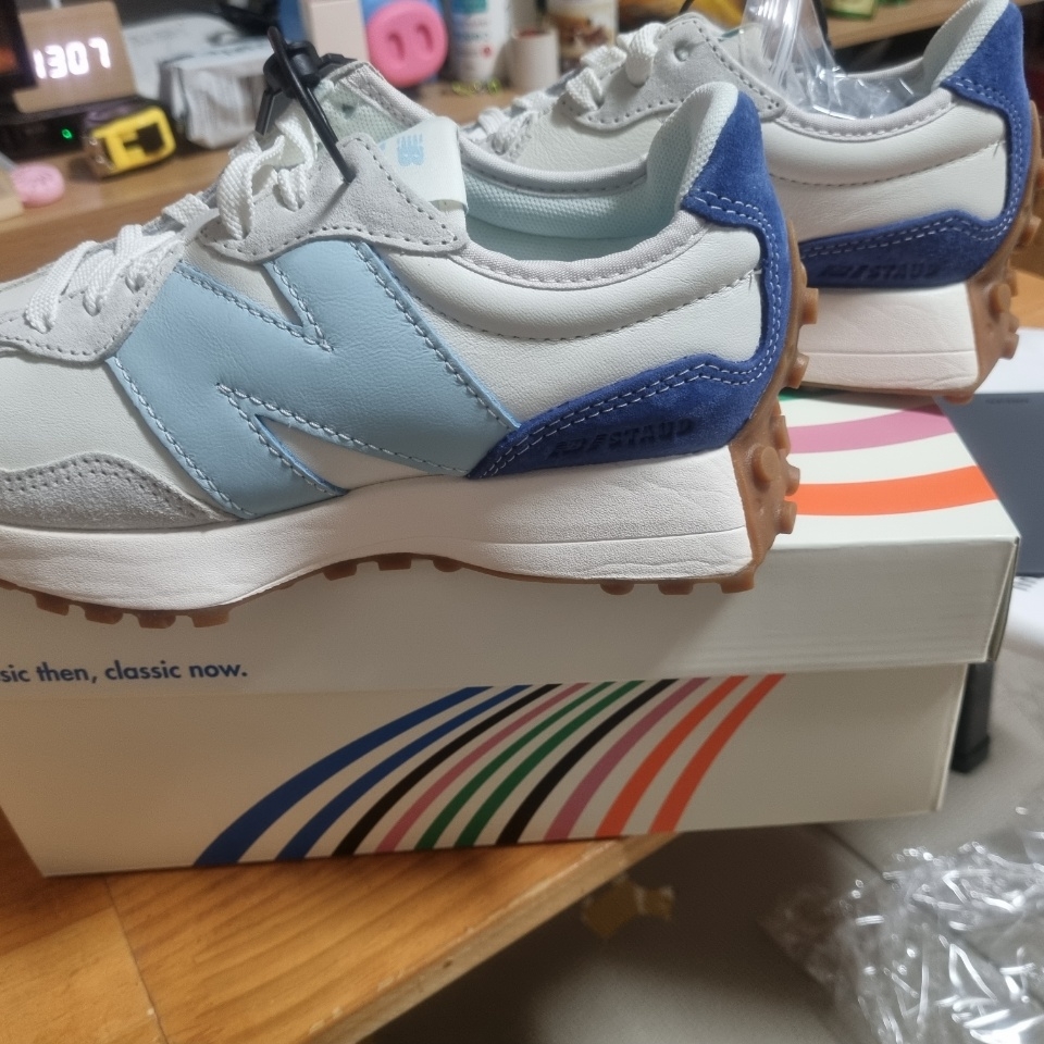 New Balance x Staud 327 Sea Salt Atlantic 착용 스타일 - 2
