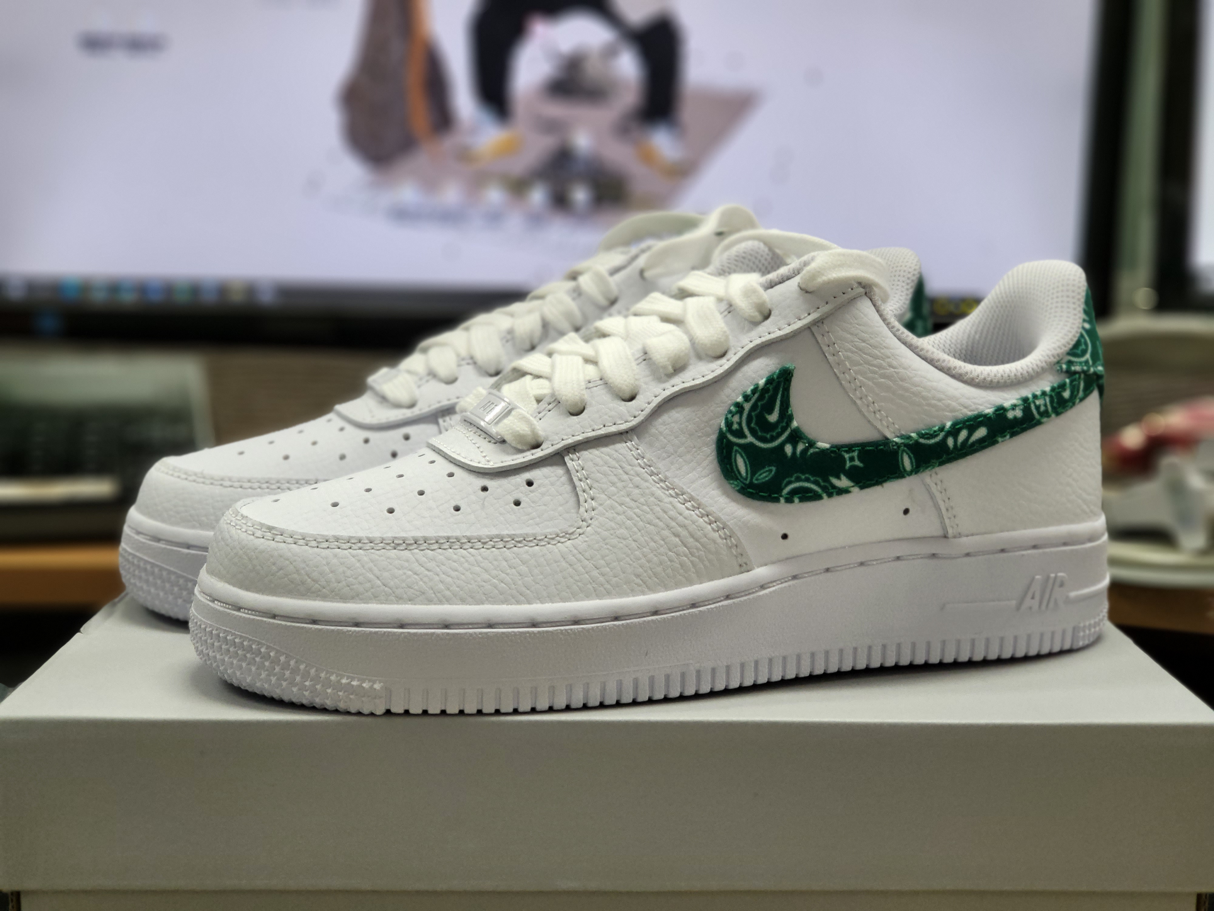 (W) Nike Air Force 1 '07 Essential Paisley Swoosh White Malachite 착용 스타일
