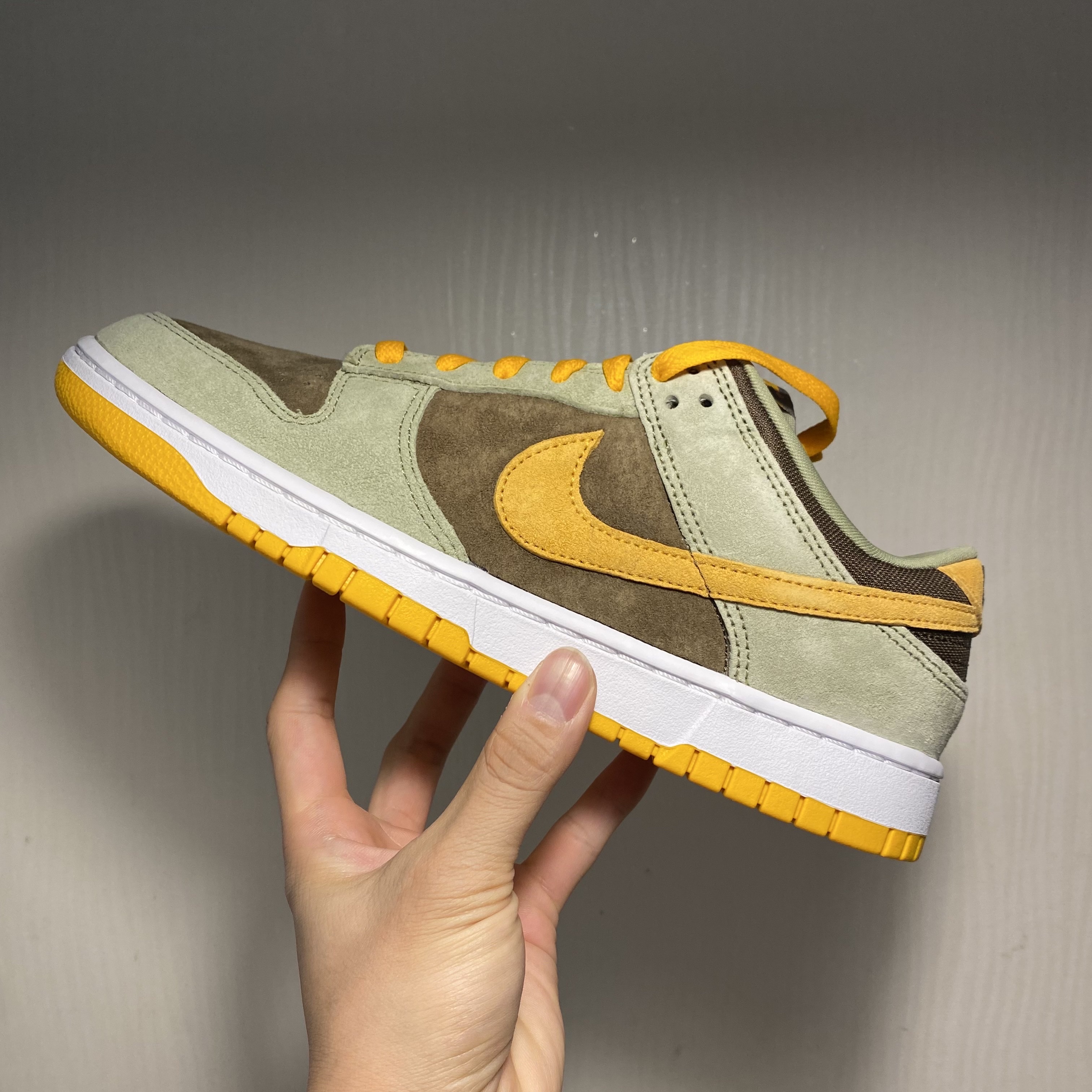 Nike Dunk Low SE Dusty Olive 착용 스타일 - 4