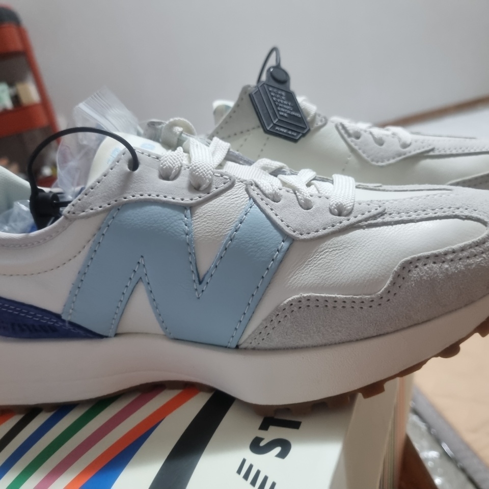 New Balance x Staud 327 Sea Salt Atlantic 착용 스타일 - 3
