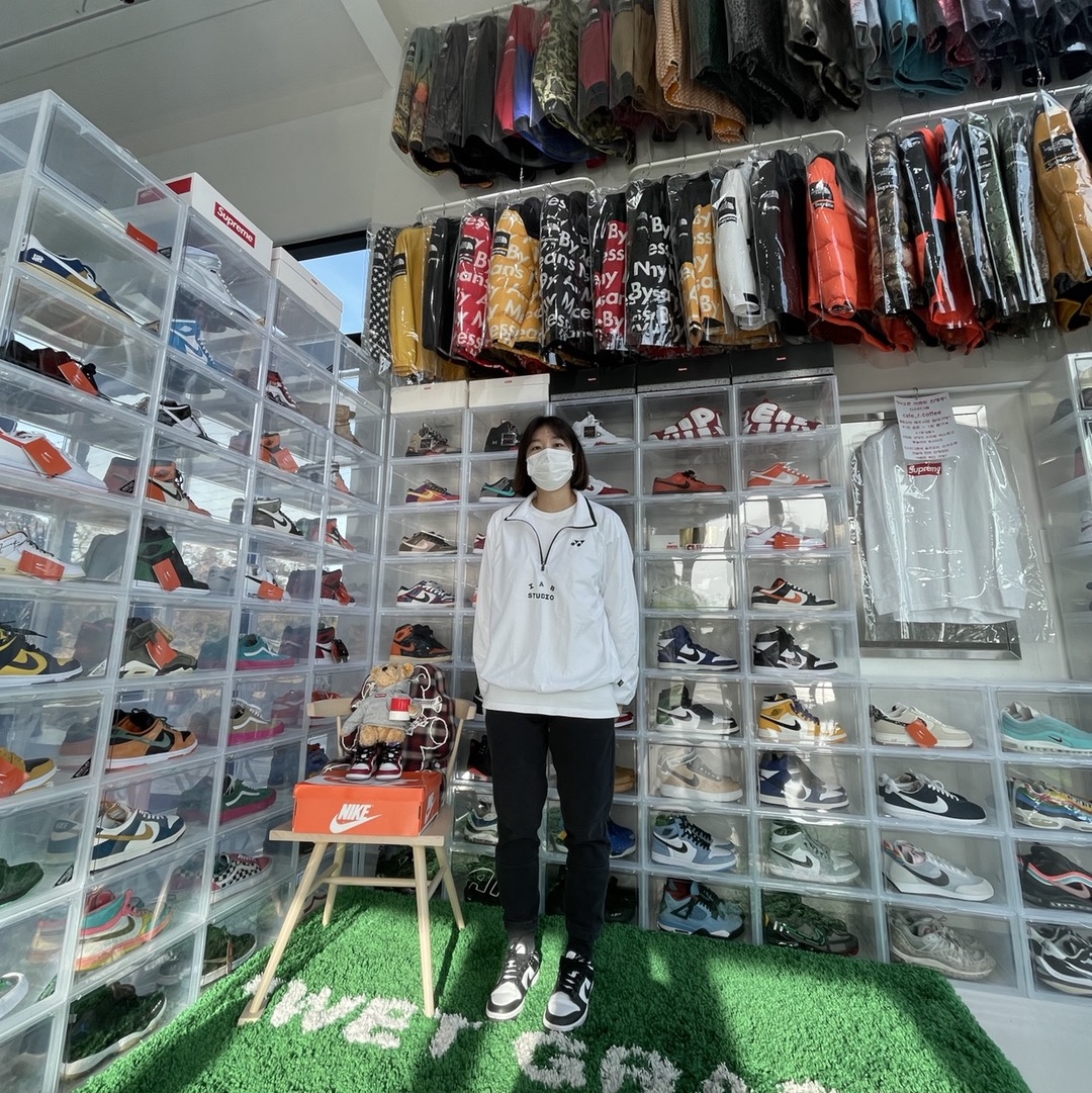 (W) Nike Dunk Low Black, IAB Studio Half Zip Pullover Light Gray 착용 스타일