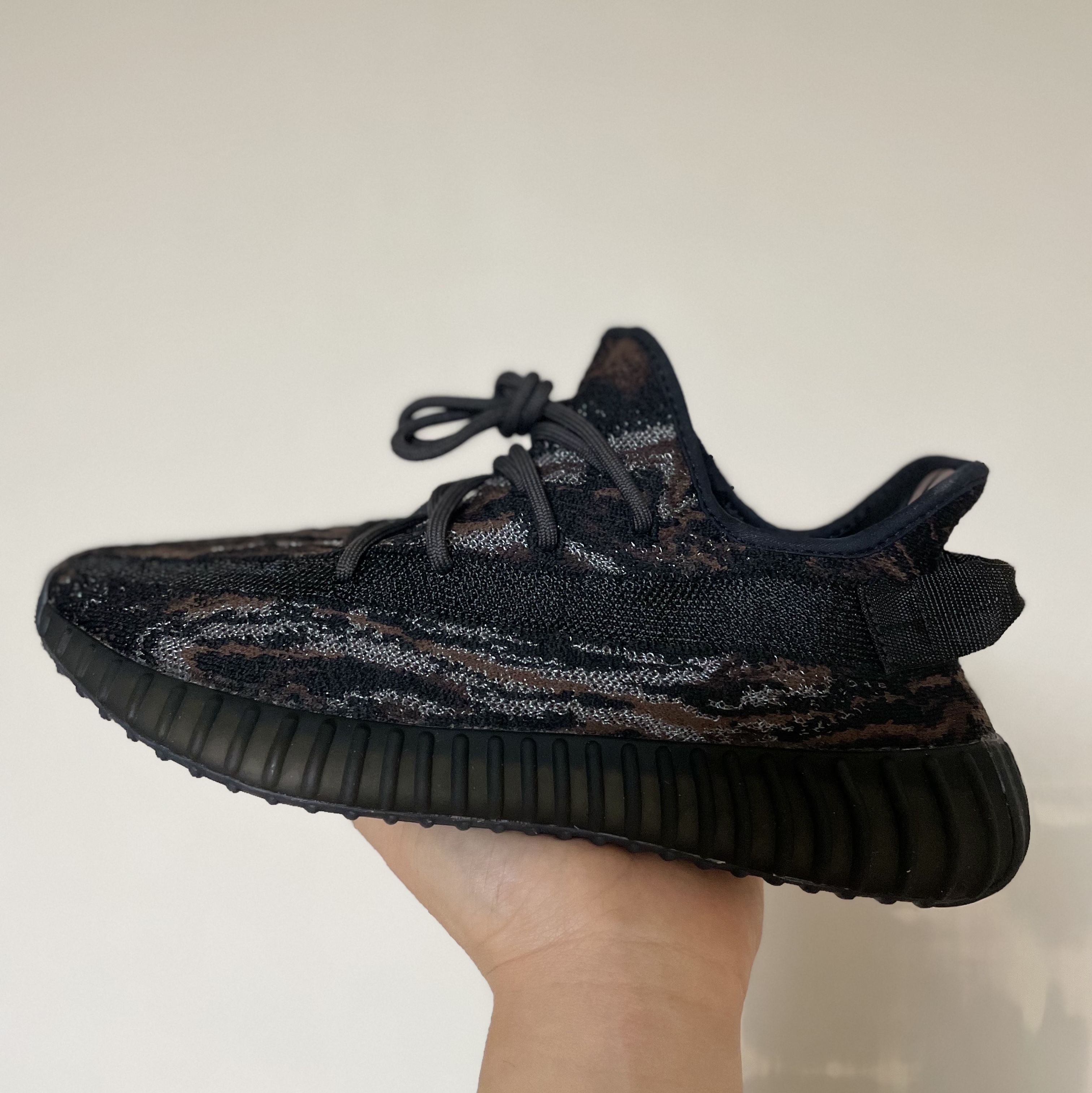 Adidas Yeezy Boost 350 V2 MX Rock 착용 스타일 - 1