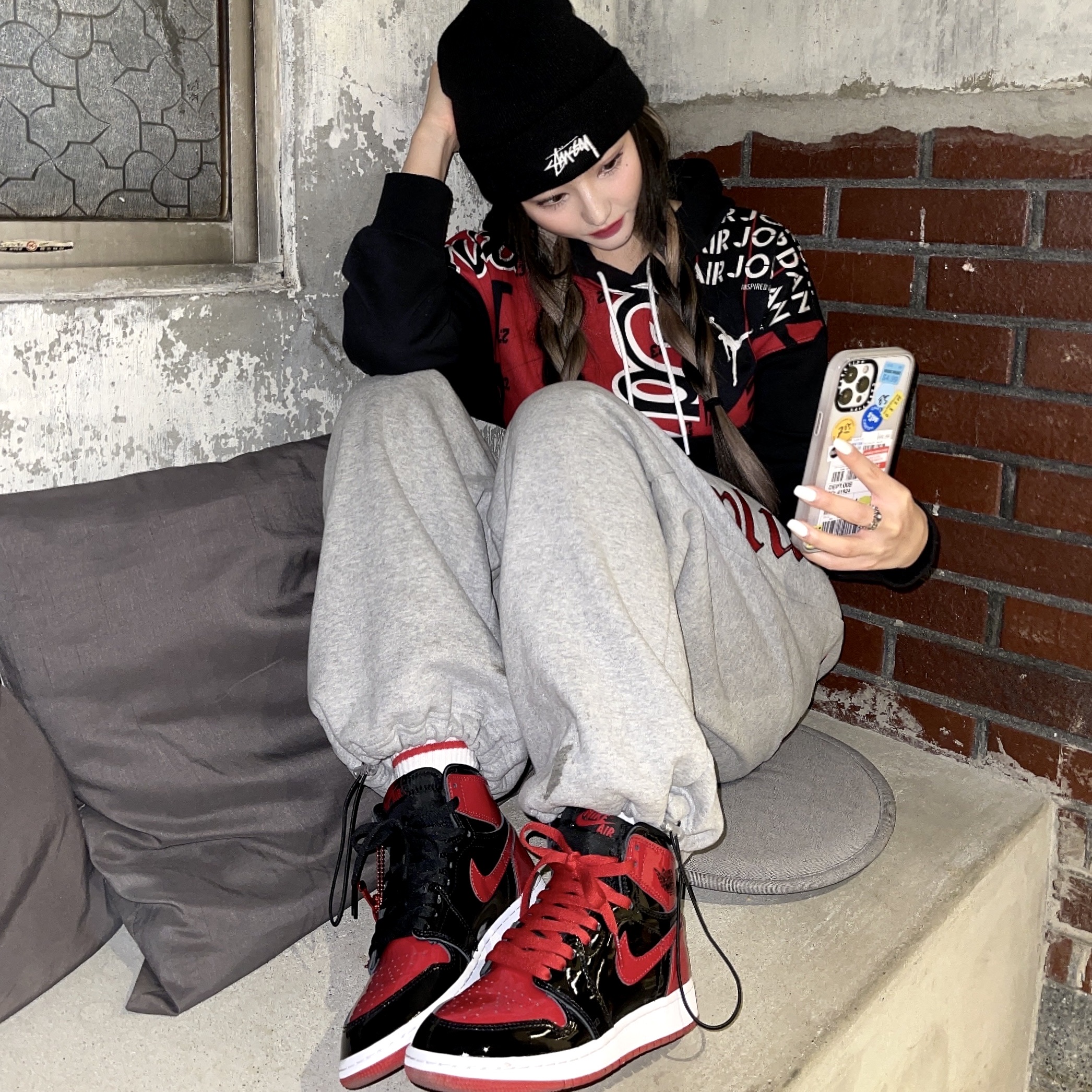 Jordan 1 Retro High OG Patent Bred, Stussy x Our Legacy Yin Yang Beanie Black 착용 스타일 - 2