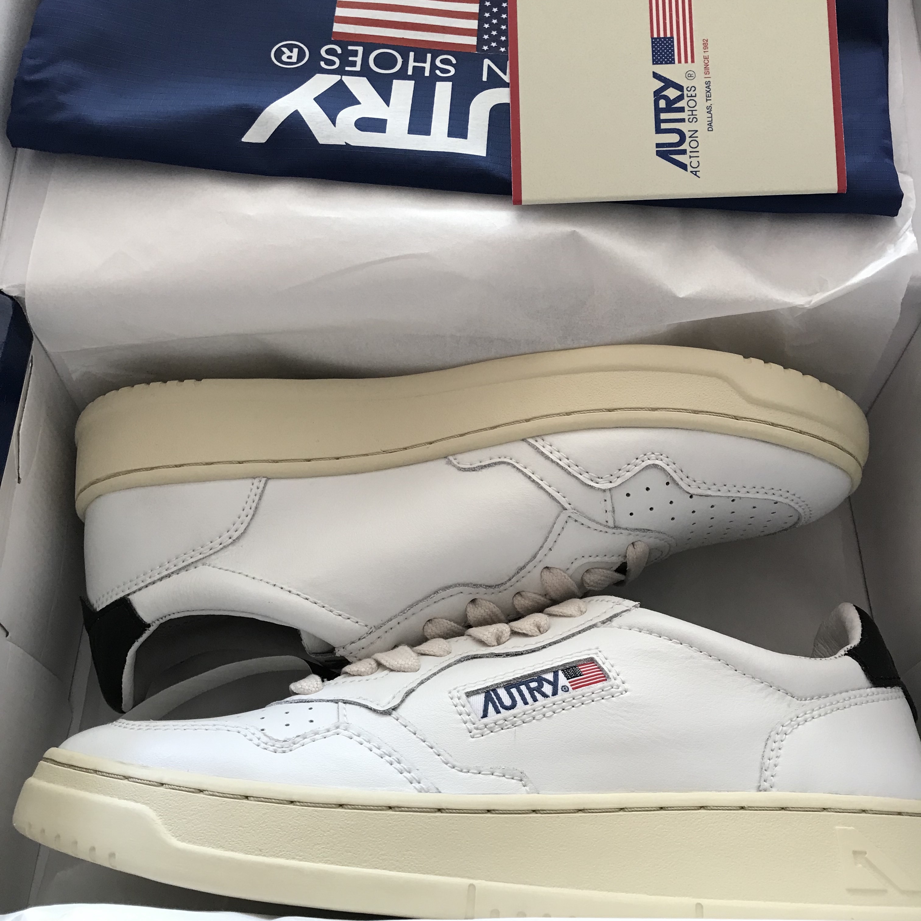 Autry Medalist Low Leather Sneakers White Black 착용 스타일