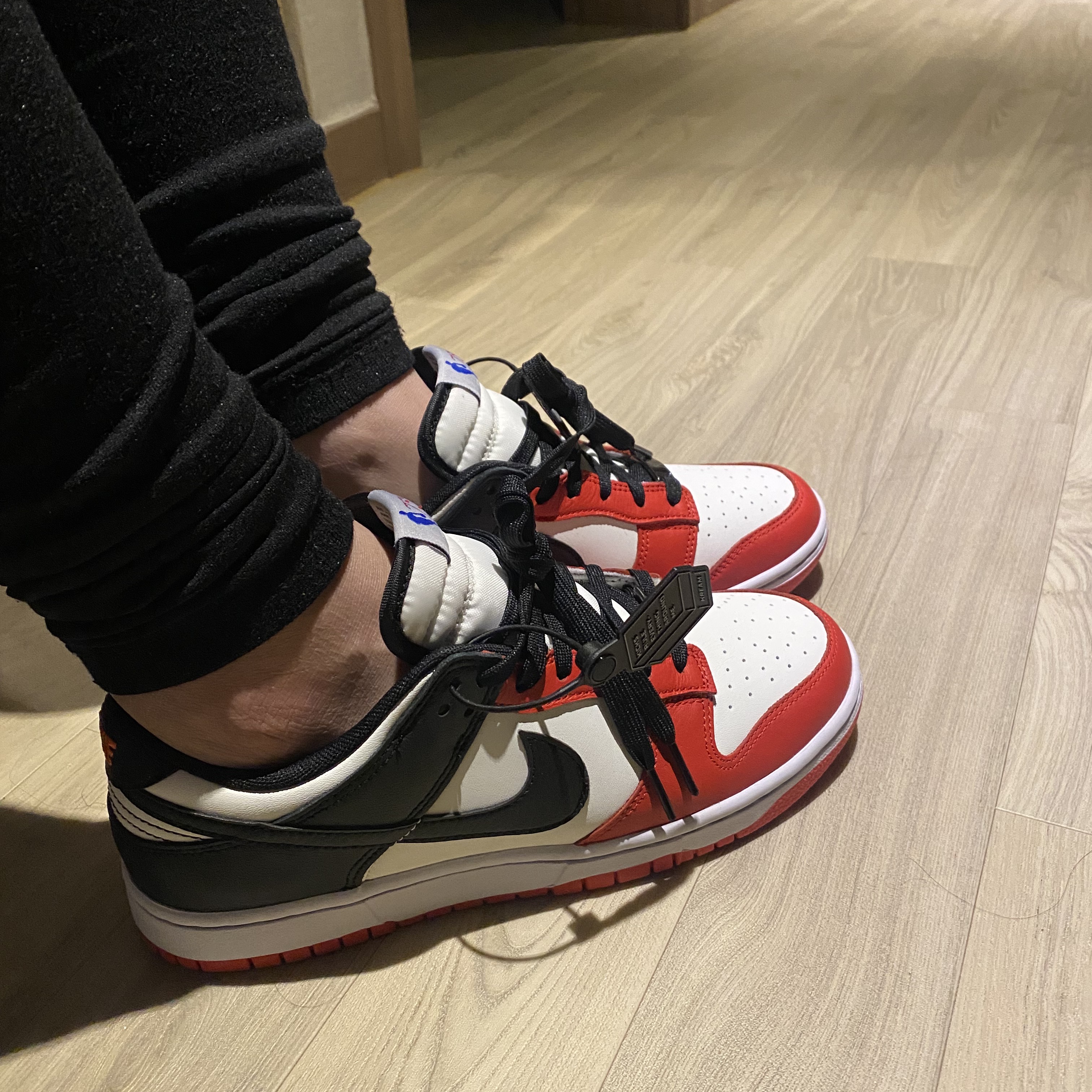 Nike x NBA Dunk Low Retro EMB Black and Chile Red 착용 스타일 - 2