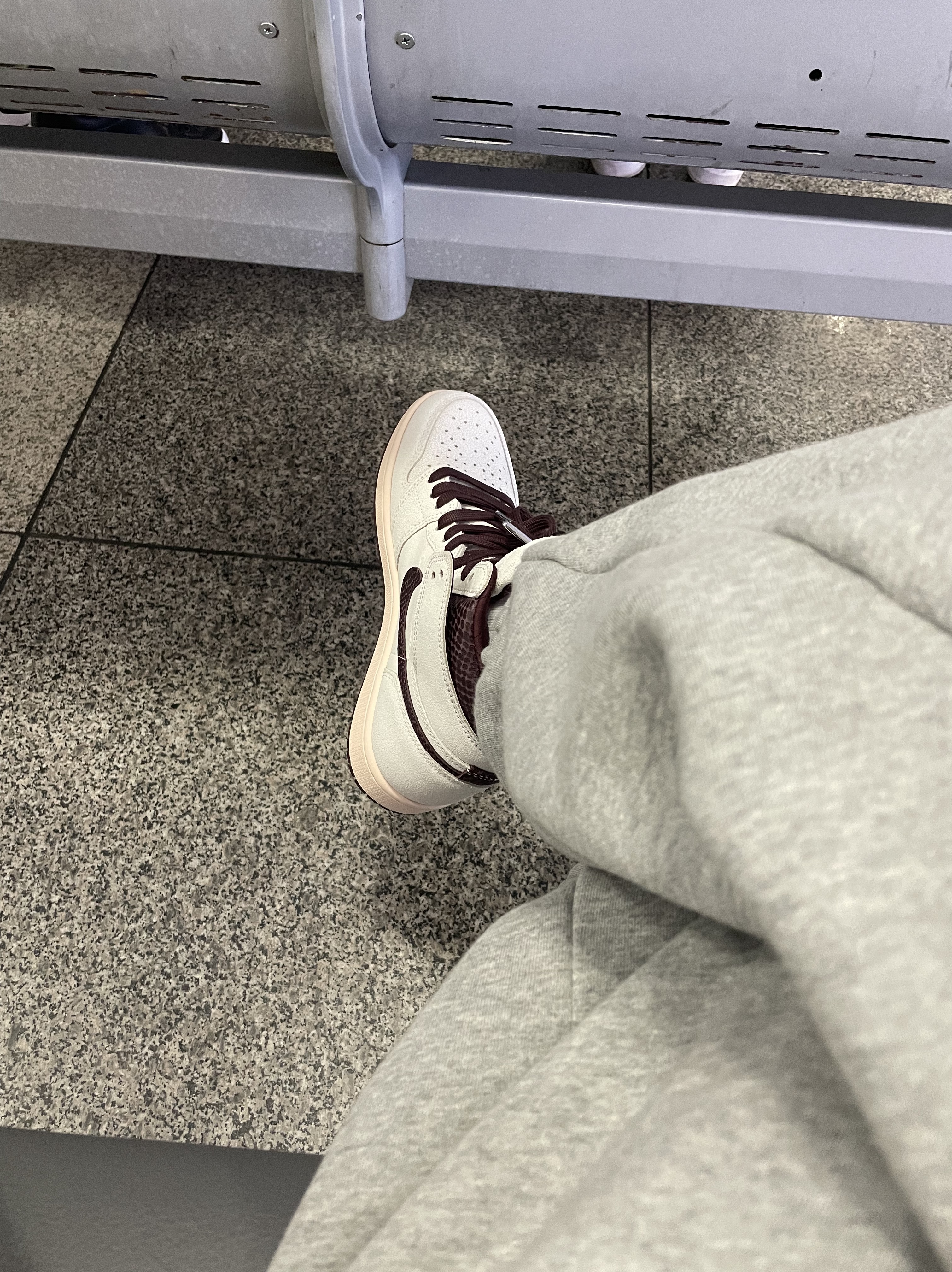 Jordan 1 x A Ma Maniere Retro High OG SP Sail and Burgundy 착용 스타일 - 2