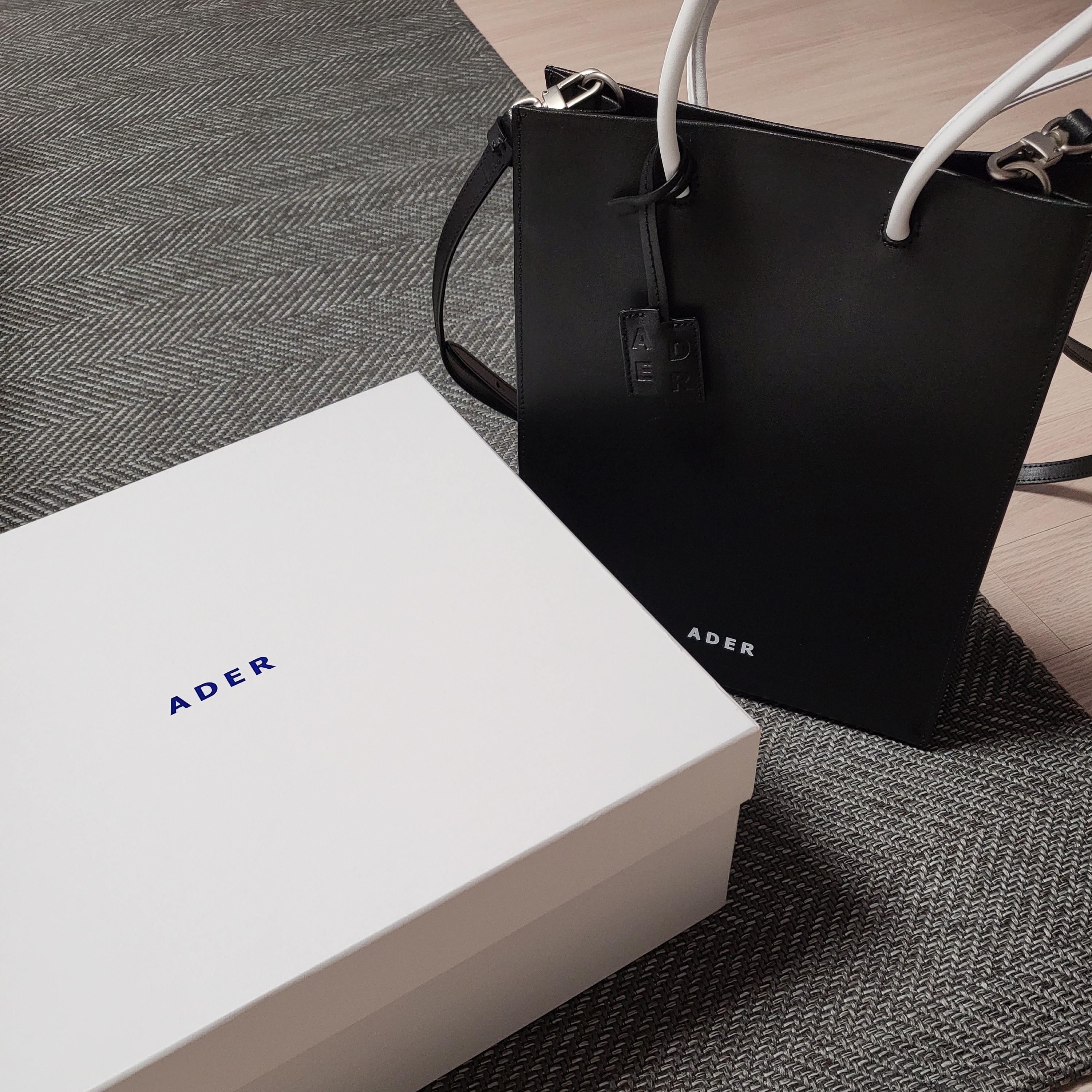 Ader Error Blue Bag Noir 착용 스타일 - 2