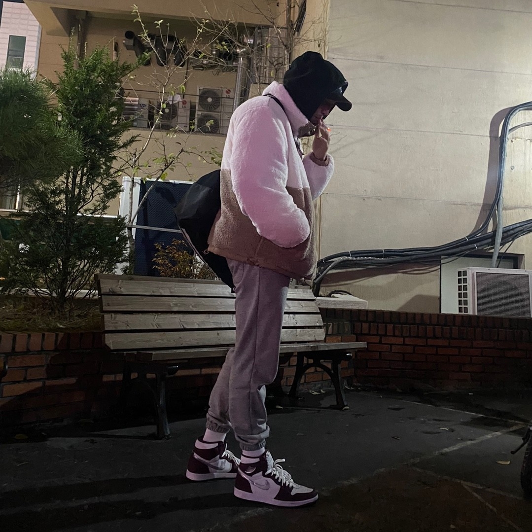Jordan 1 Retro High OG Bordeaux 착용 스타일 - 2