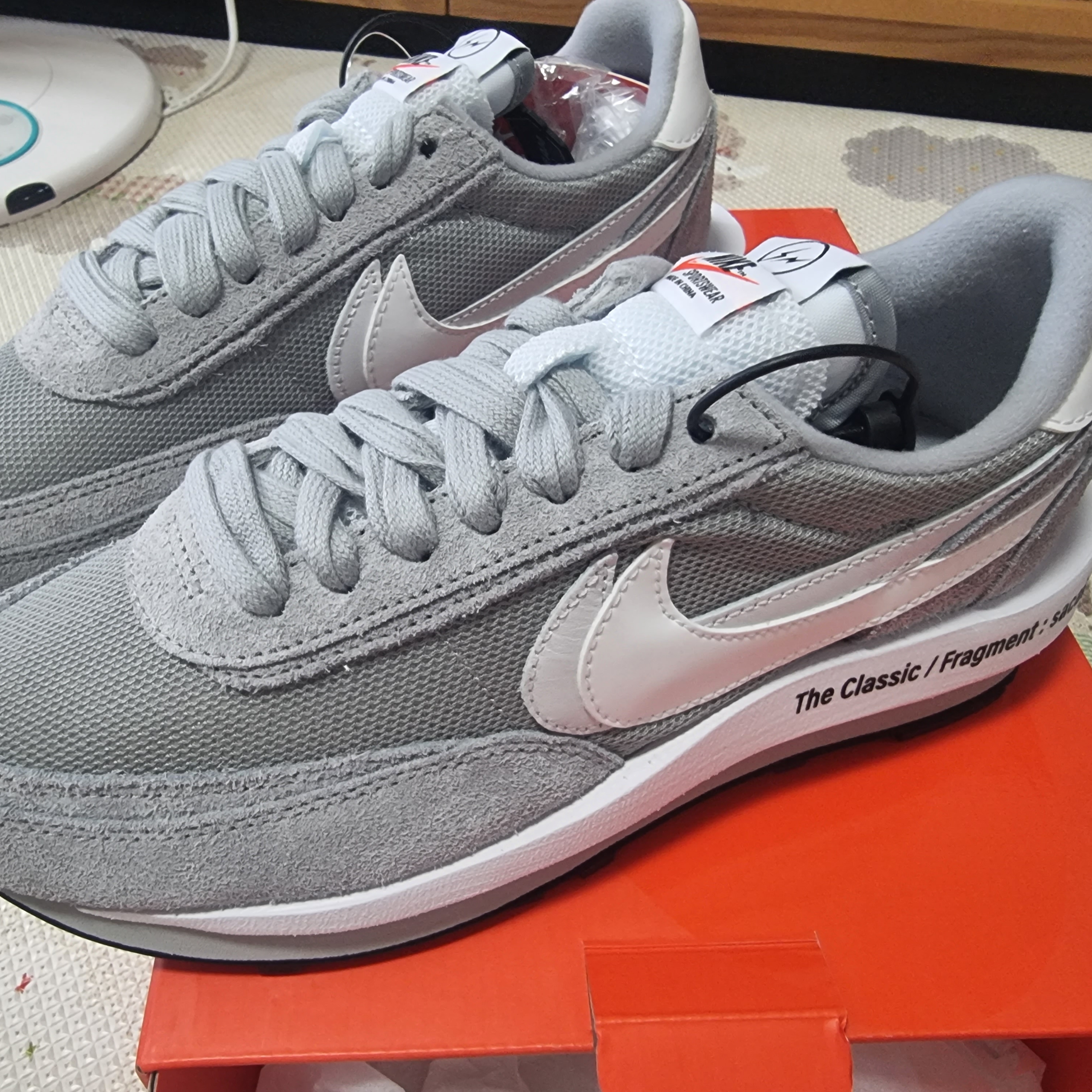 Nike x Sacai x Fragment LDWaffle Light Smoke Grey 착용 스타일 - 4