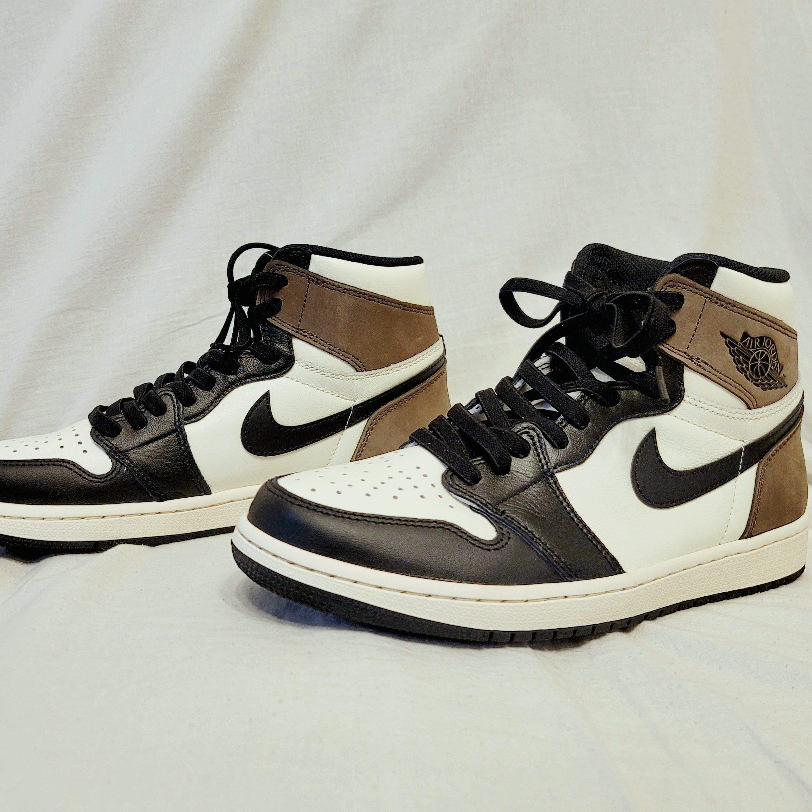 Jordan 1 Retro High OG Black Mocha 착용 스타일 - 2