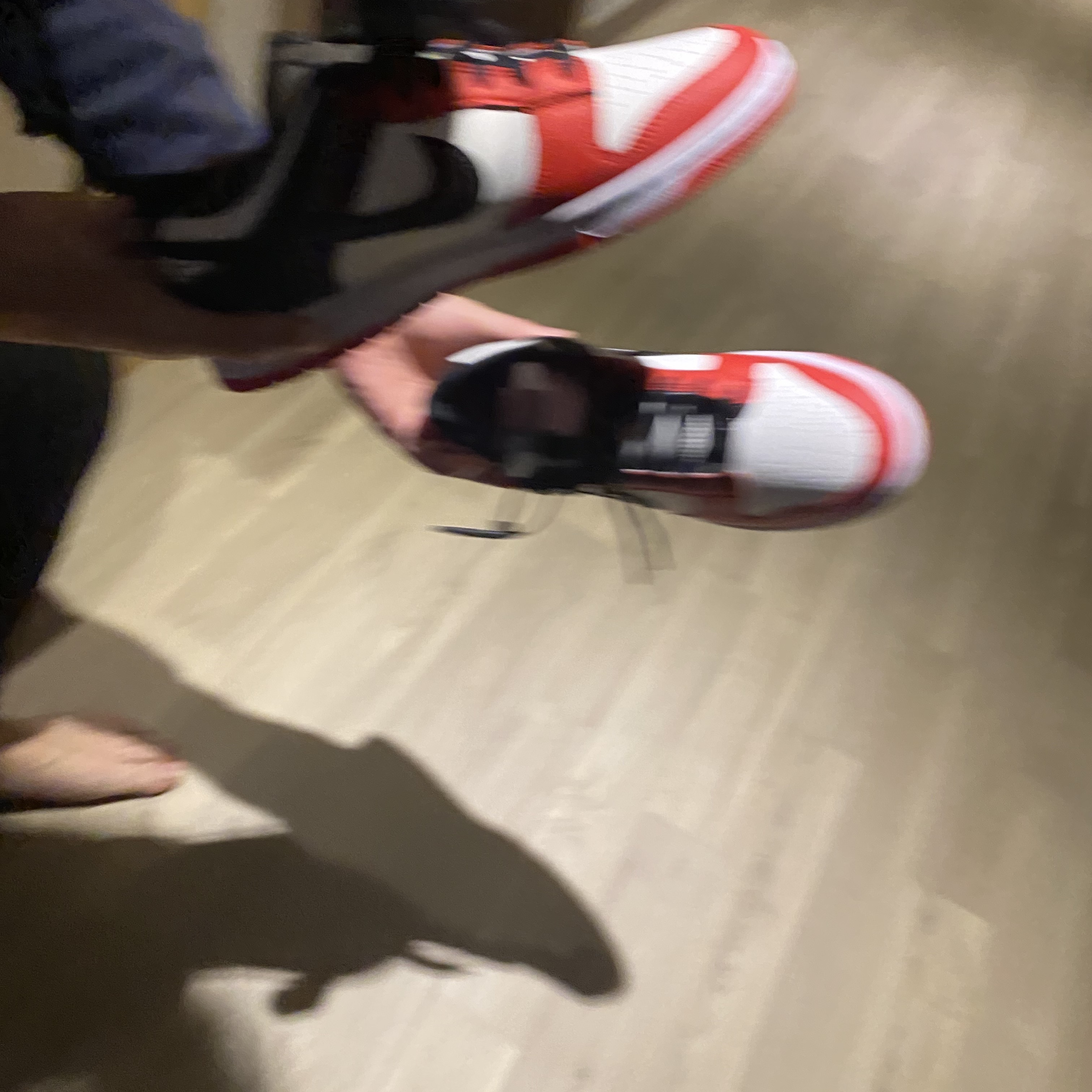 Nike x NBA Dunk Low Retro EMB Black and Chile Red 착용 스타일 - 4
