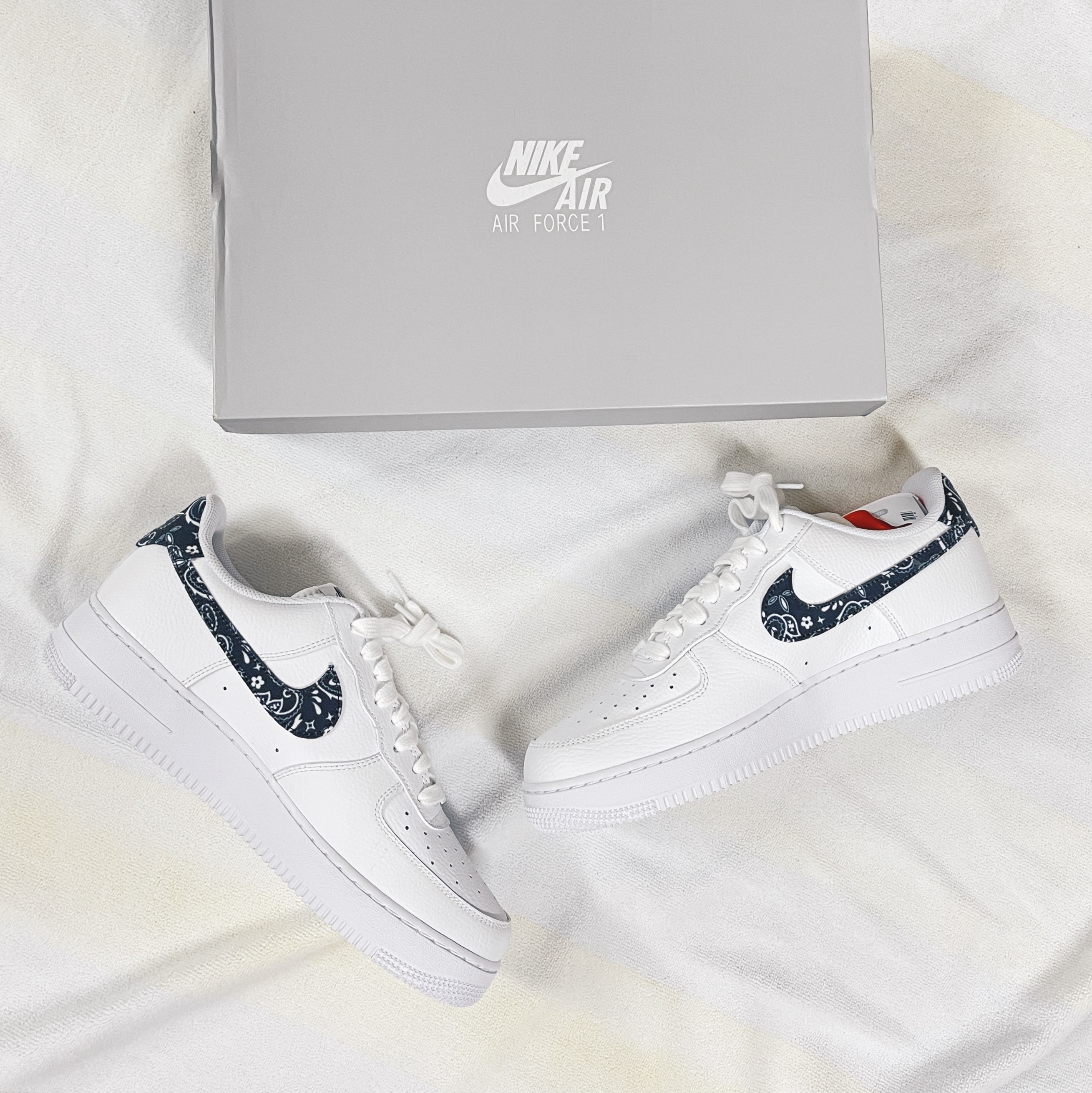 (W) Nike Air Force 1 '07 Essential Paisley Swoosh White Black 착용 스타일
