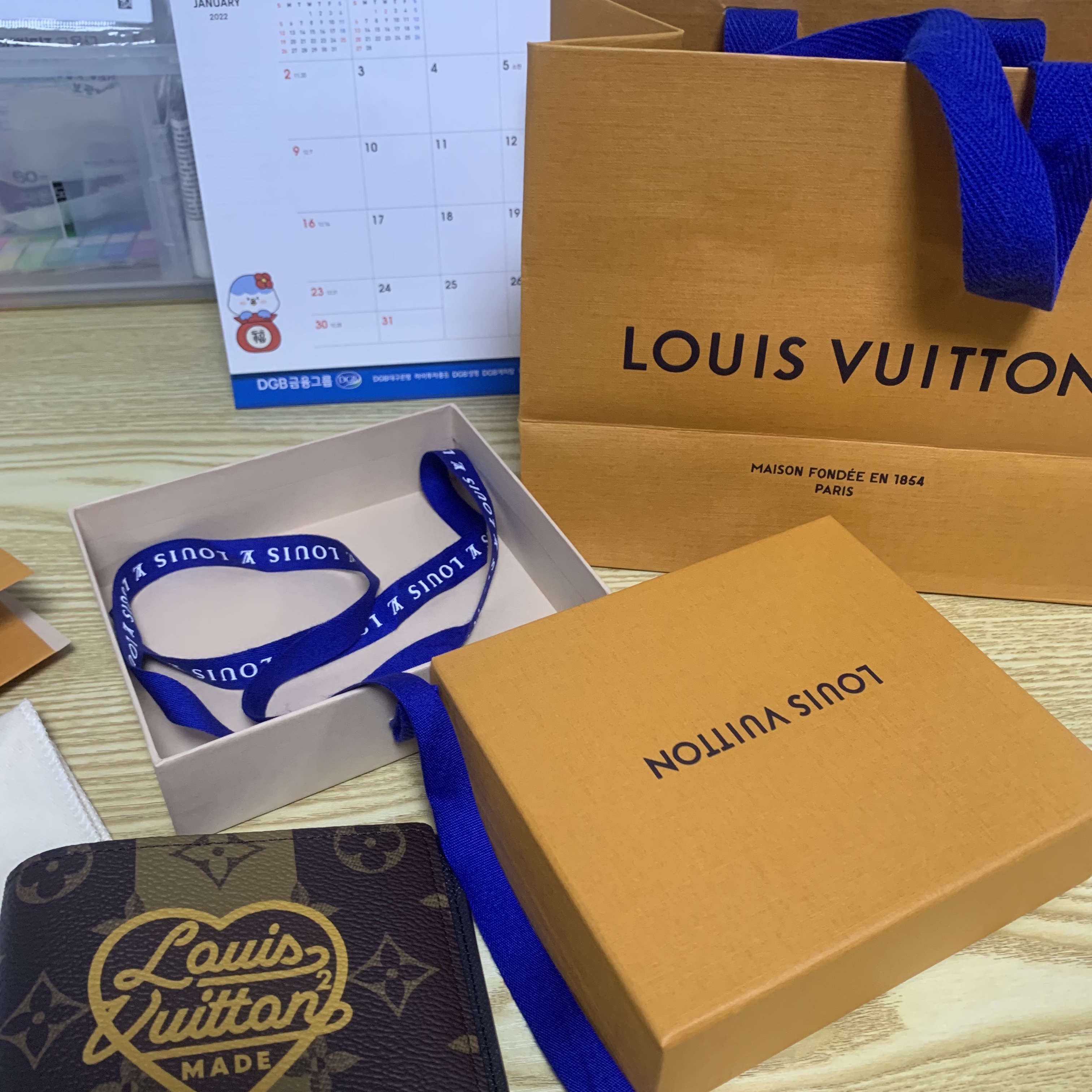 Louis Vuitton x Nigo Multiple Wallet Marron 착용 스타일