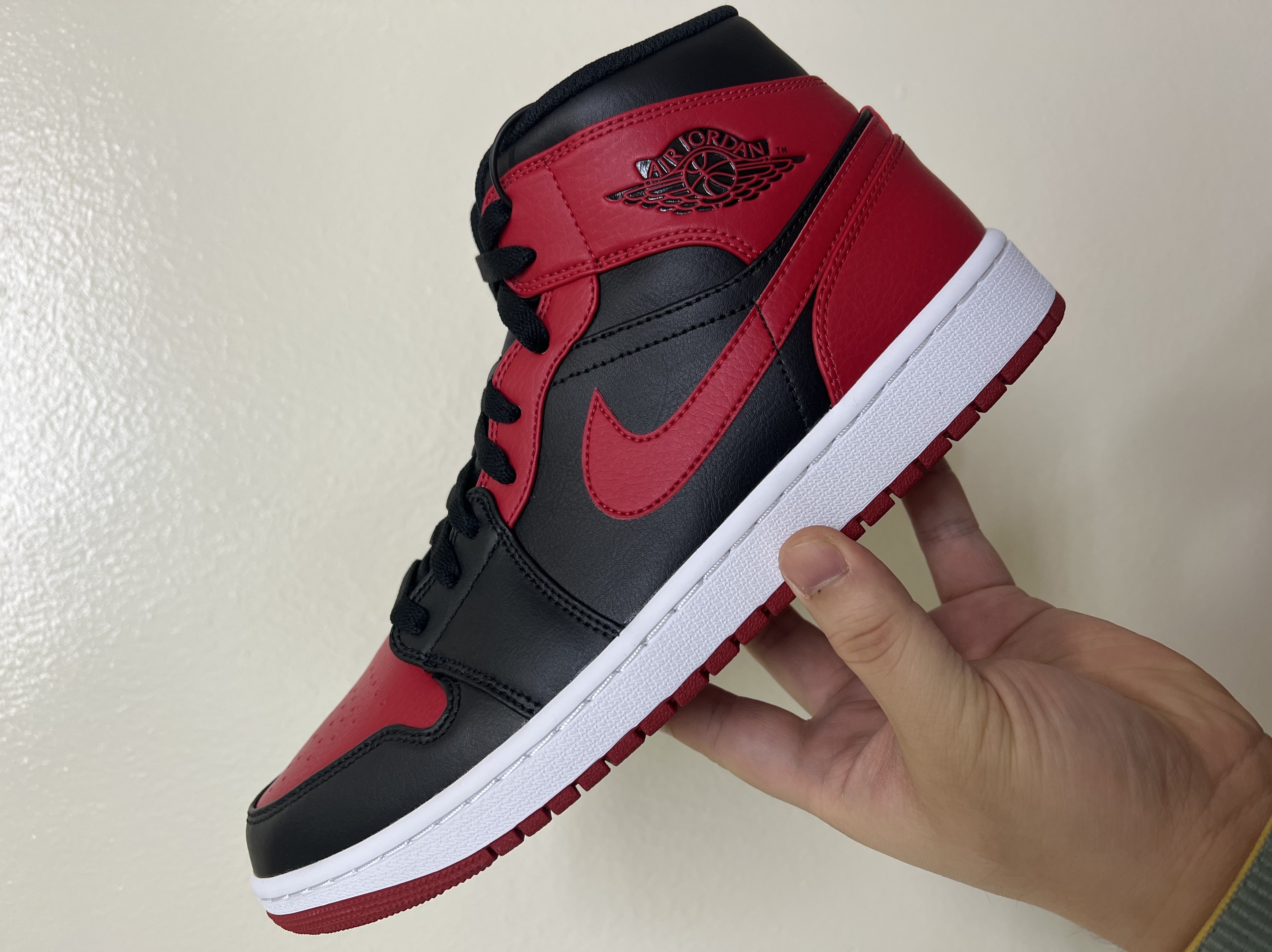 Jordan 1 Mid Bred Banned 2020 착용 스타일 - 3