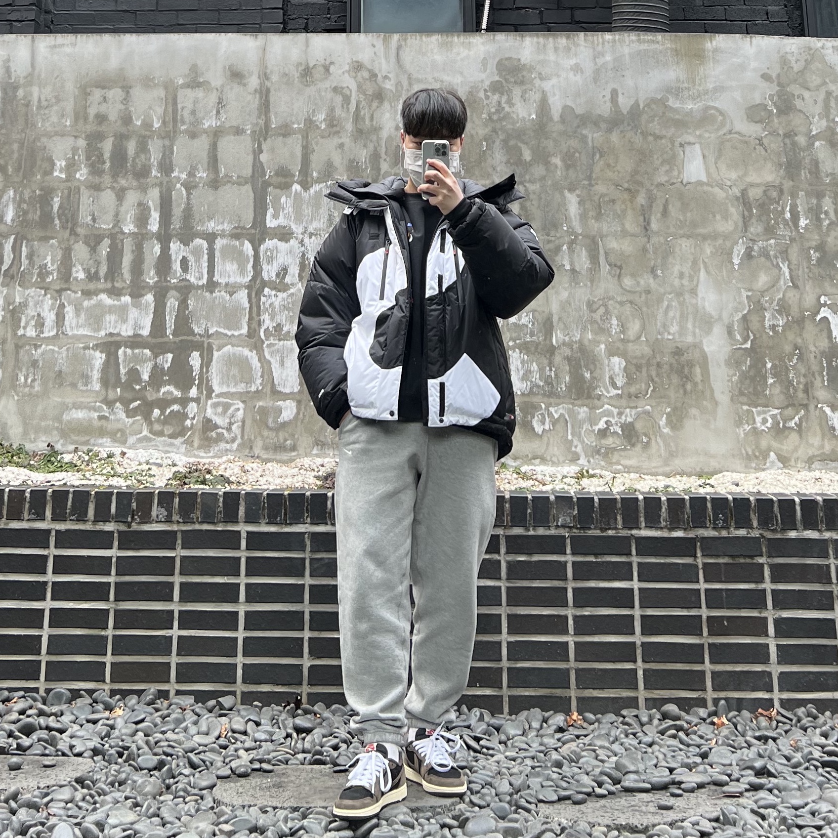 Jordan 1 x Travis Scott Retro Low OG SP Mocha, Supreme x The North Face S Logo Summit Series Himalayan Parka Black - 20FW 착용 스타일