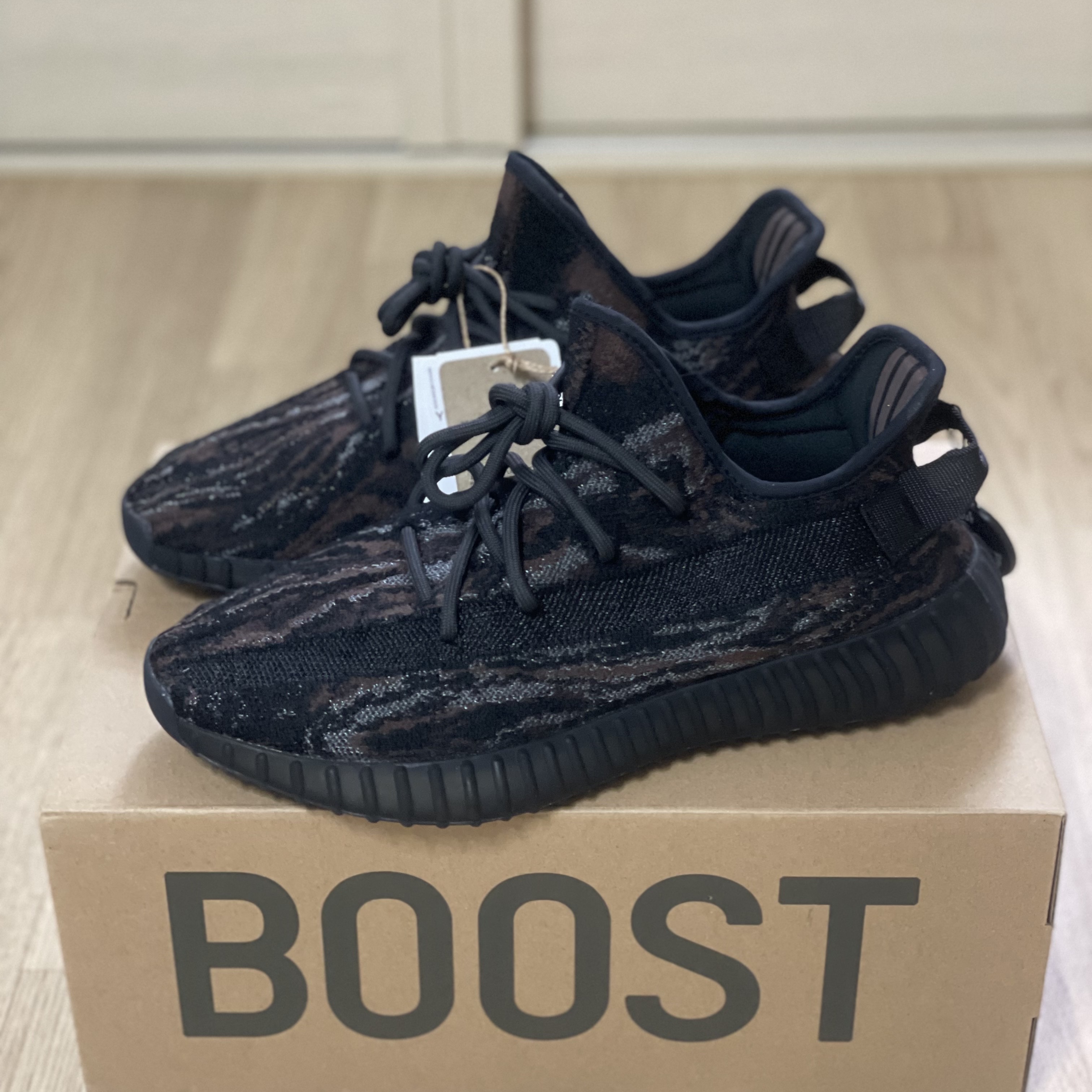 Adidas Yeezy Boost 350 V2 MX Rock 착용 스타일 - 3