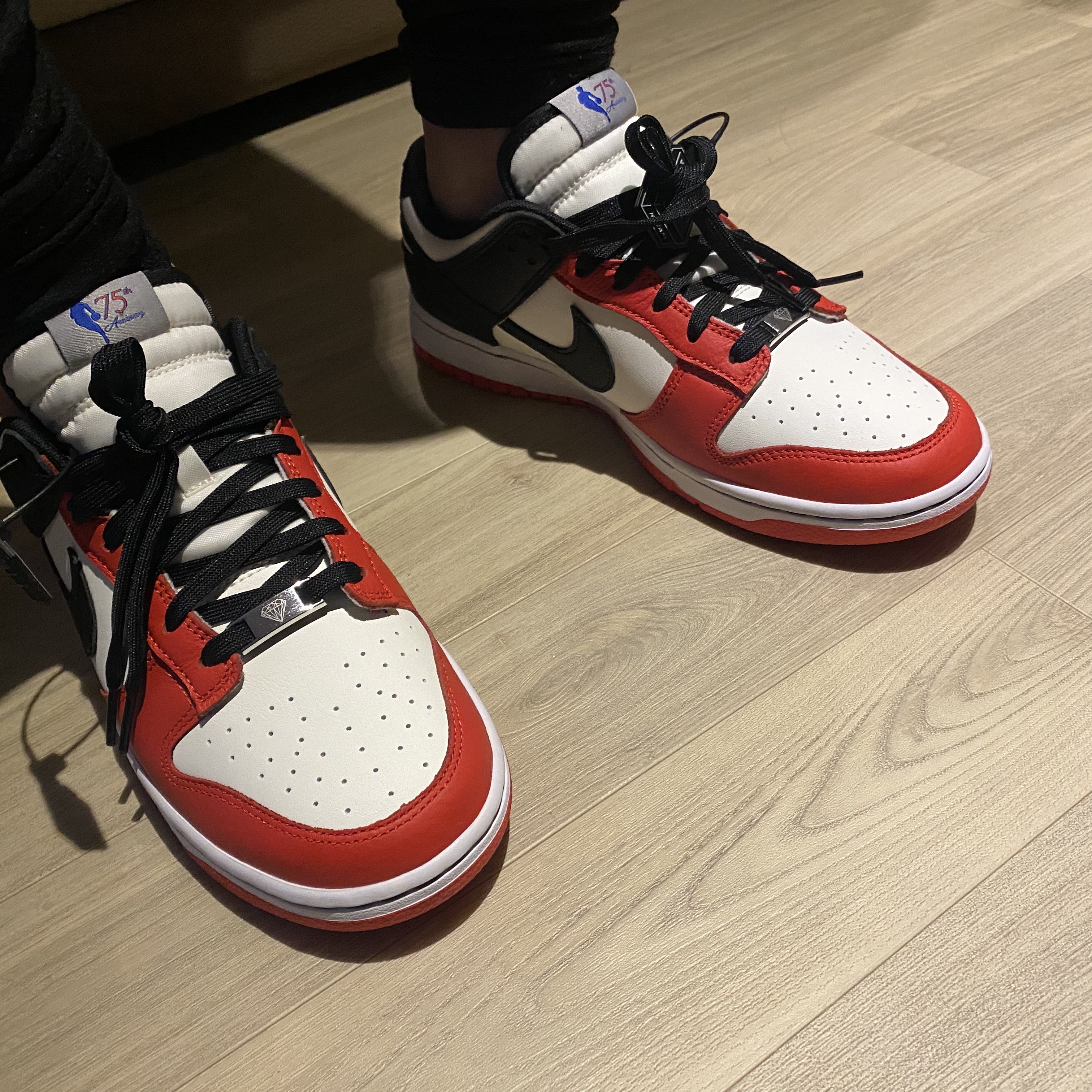 Nike x NBA Dunk Low Retro EMB Black and Chile Red 착용 스타일 - 1