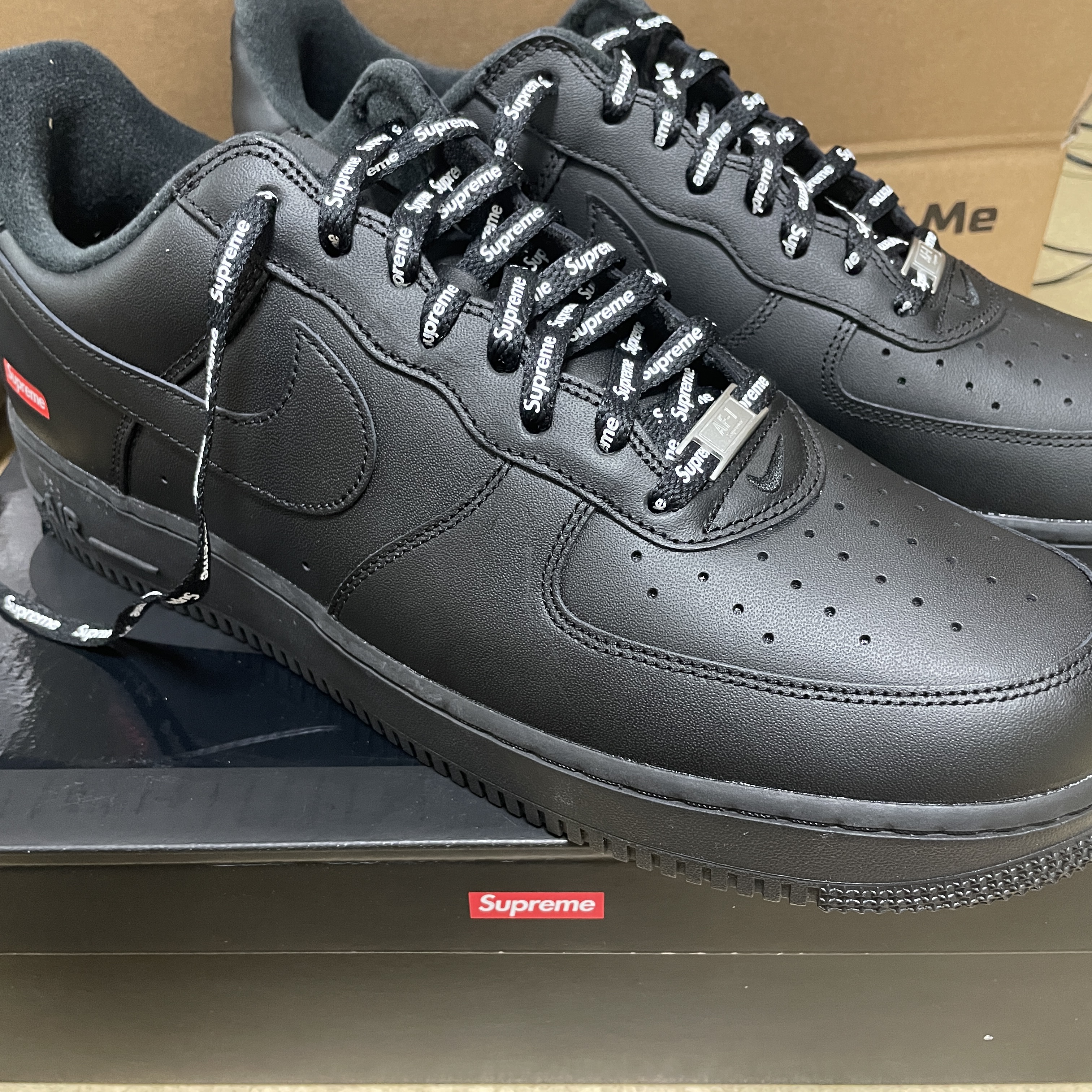 Nike x Supreme Air Force 1 Low Black 착용 스타일 - 4