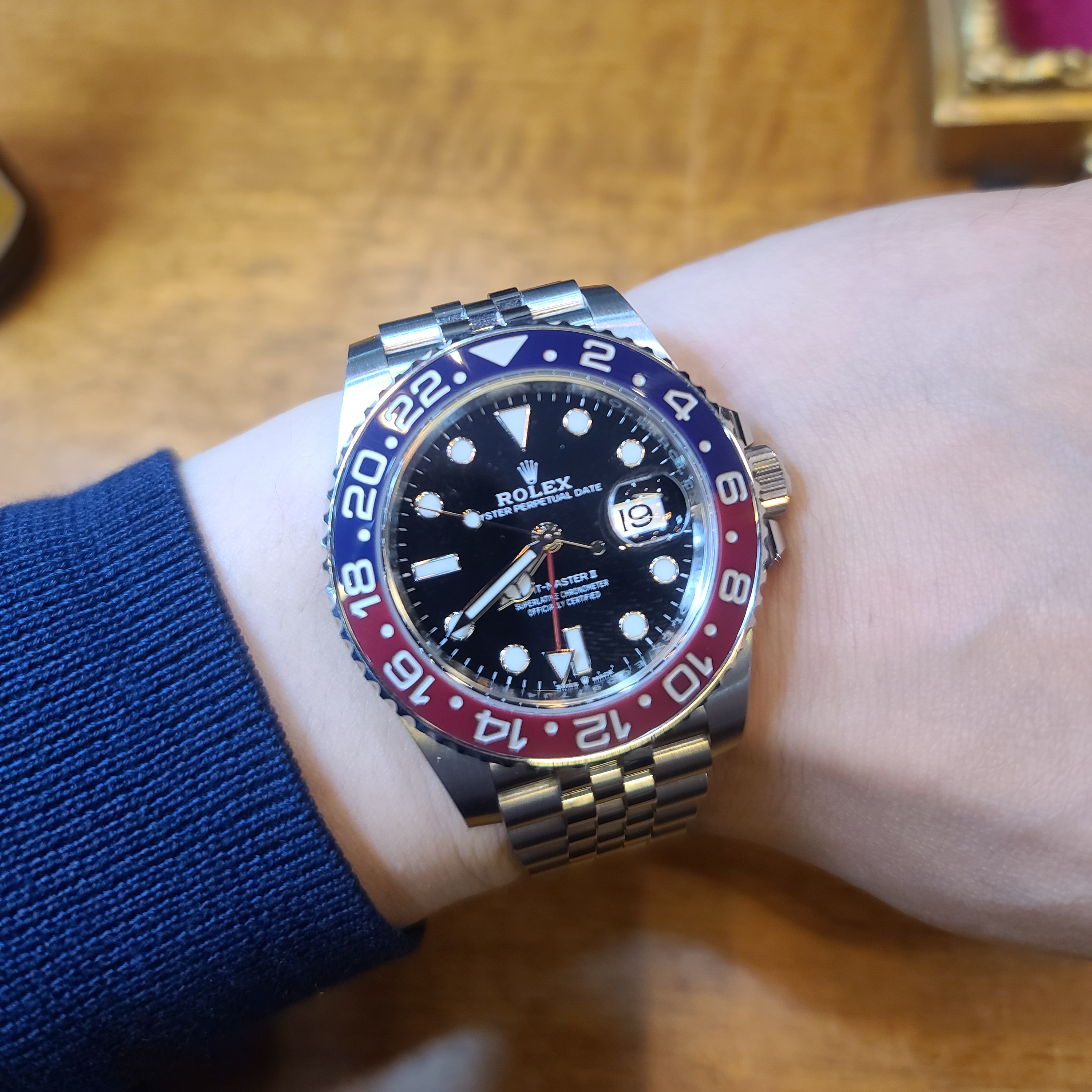 Rolex GMT-Master II 40mm 126710BLRO Black Jubilee 착용 스타일 - 2