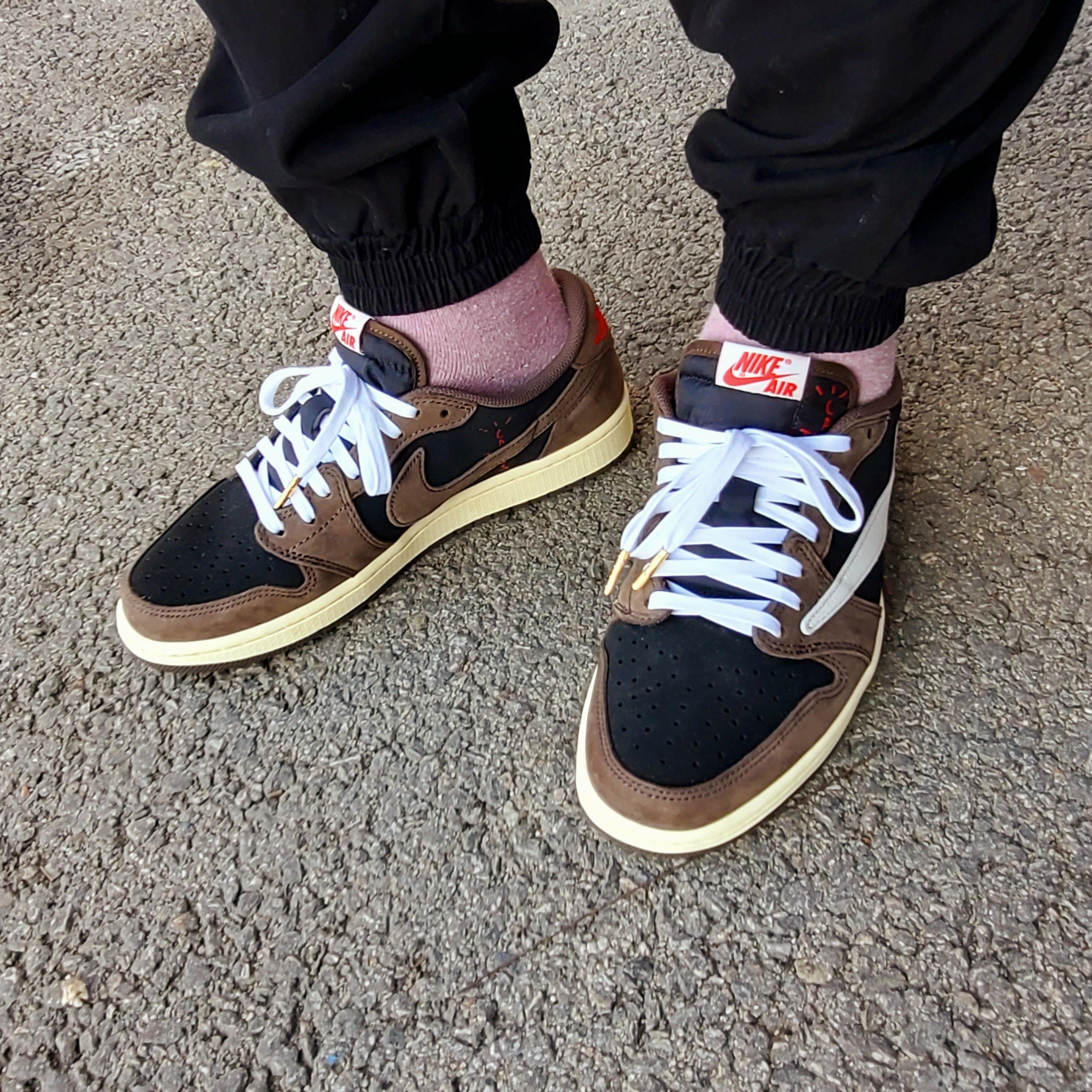 Jordan 1 x Travis Scott Retro Low OG SP Mocha 착용 스타일 - 5