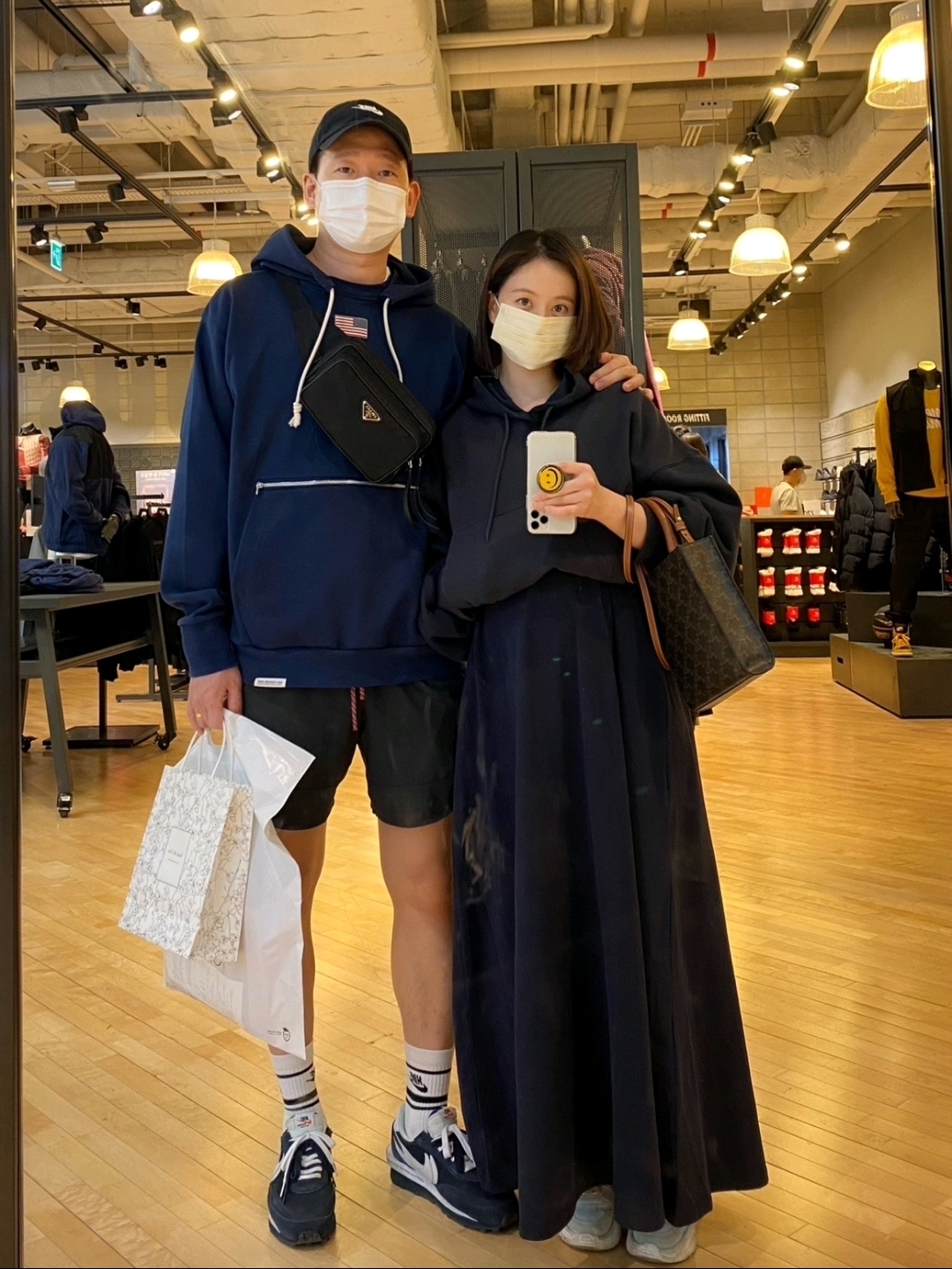 Nike x Sacai x Fragment LDWaffle Blackened Blue, Prada Nylon Triangle Logo Belt Bag Black 착용 스타일