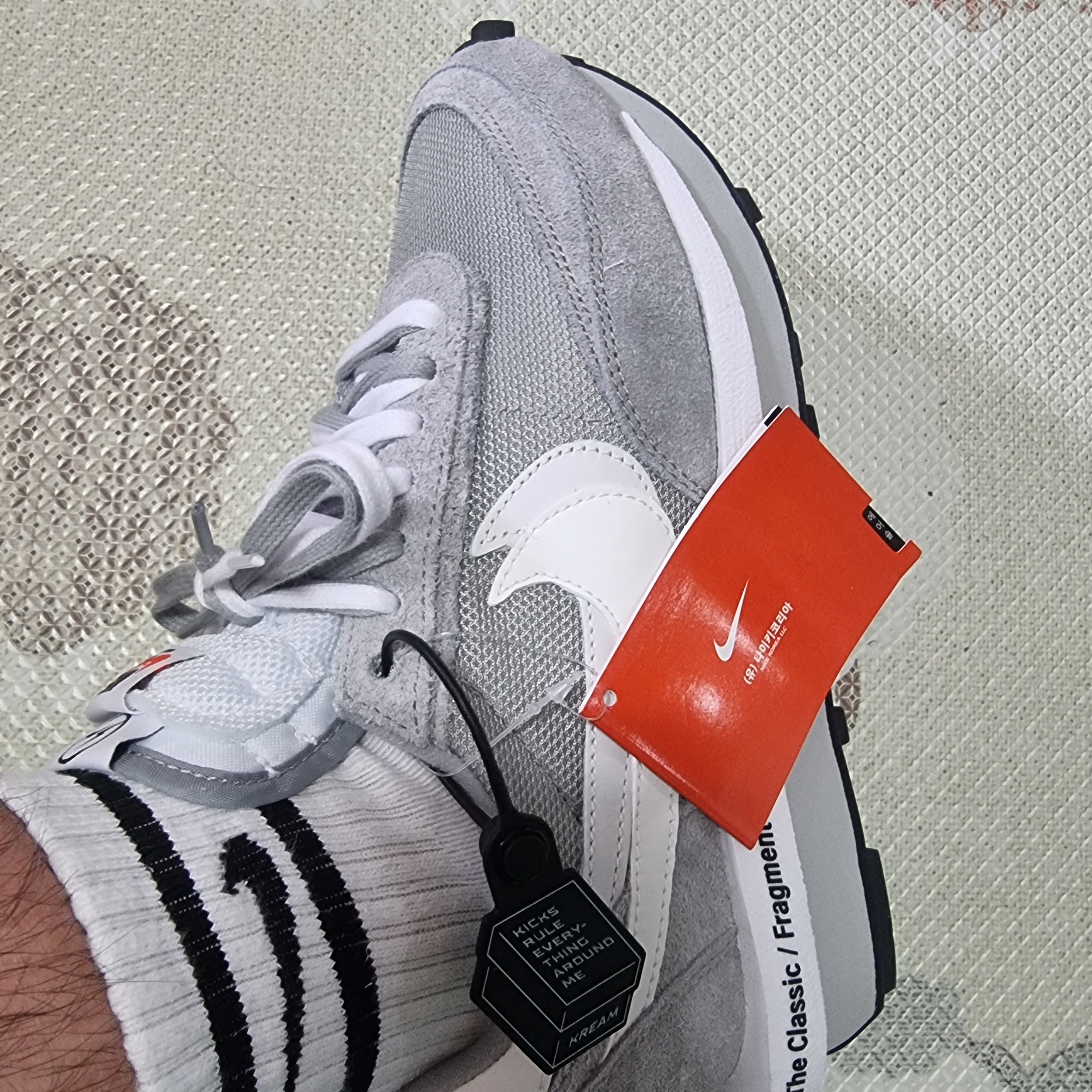 Nike x Sacai x Fragment LDWaffle Light Smoke Grey 착용 스타일 - 2
