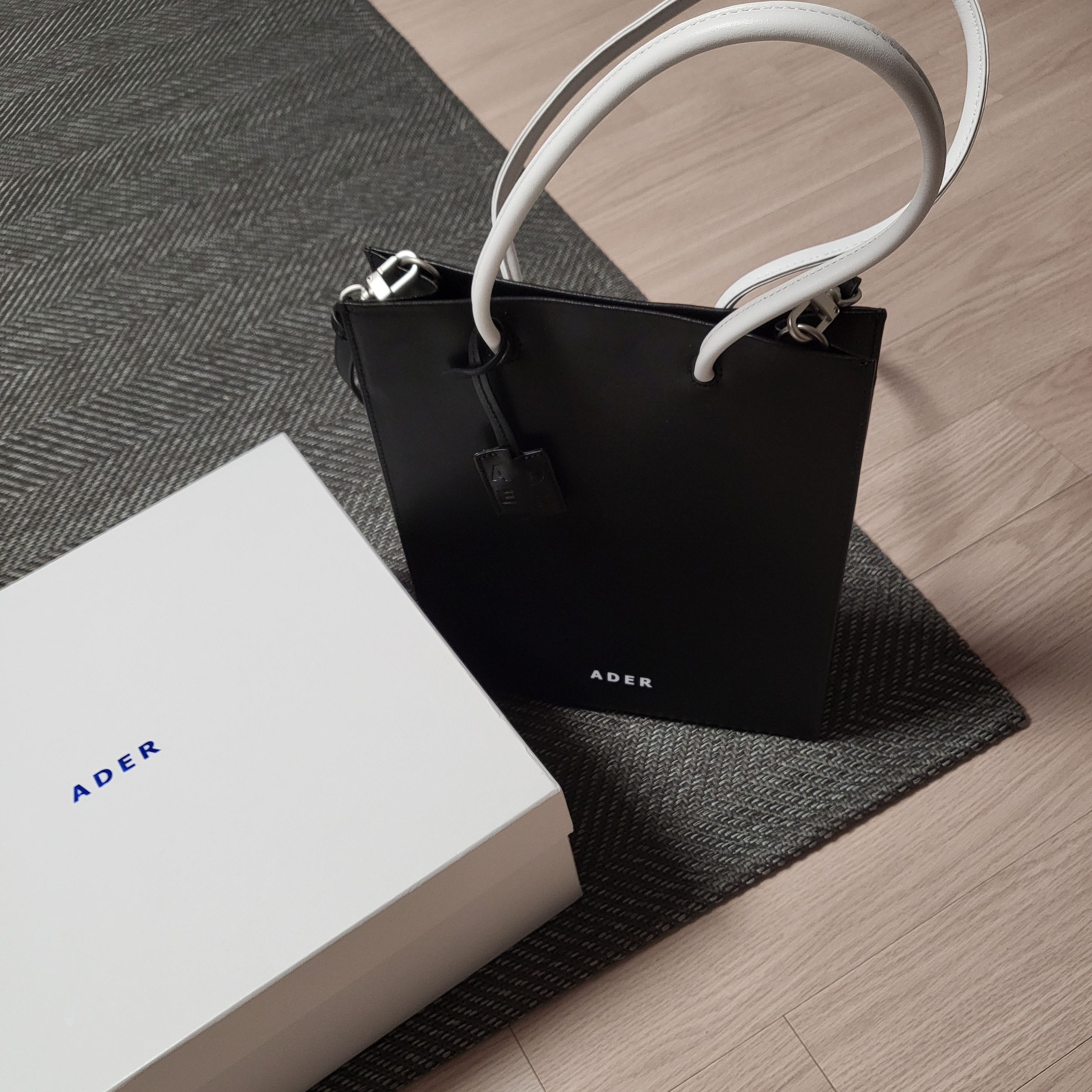 Ader Error Blue Bag Noir 착용 스타일 - 1