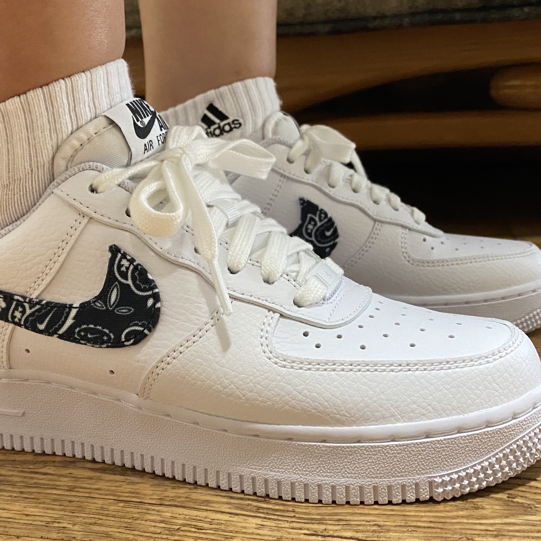 (W) Nike Air Force 1 '07 Essential Paisley Swoosh White Black 착용 스타일