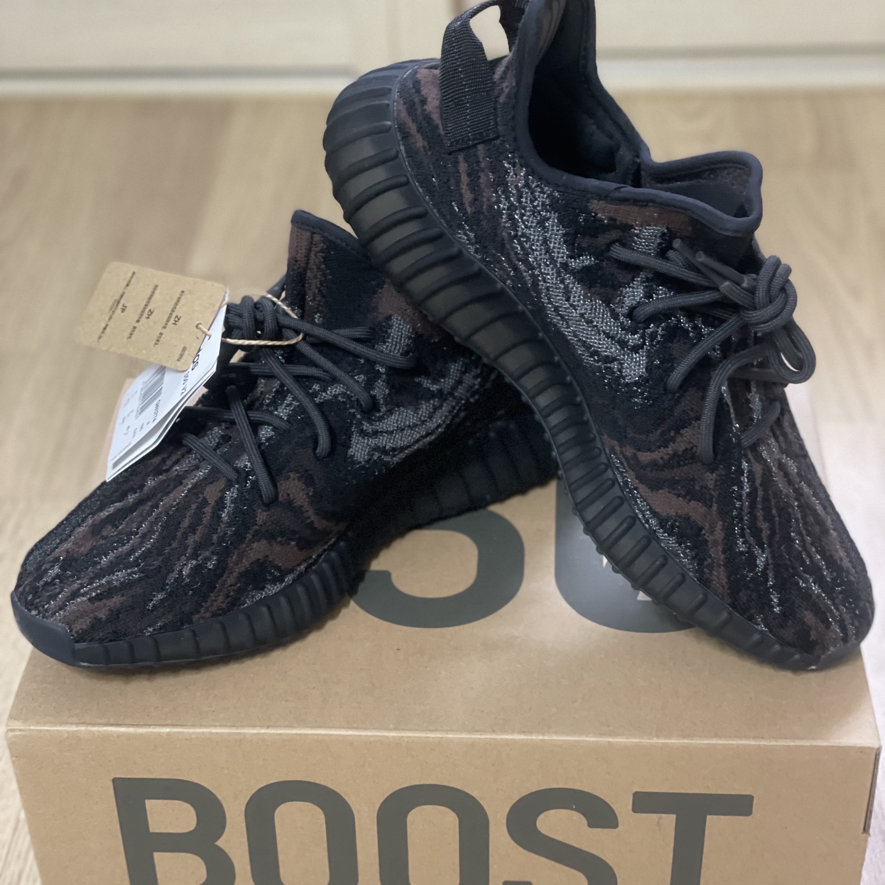 Adidas Yeezy Boost 350 V2 MX Rock 착용 스타일 - 2