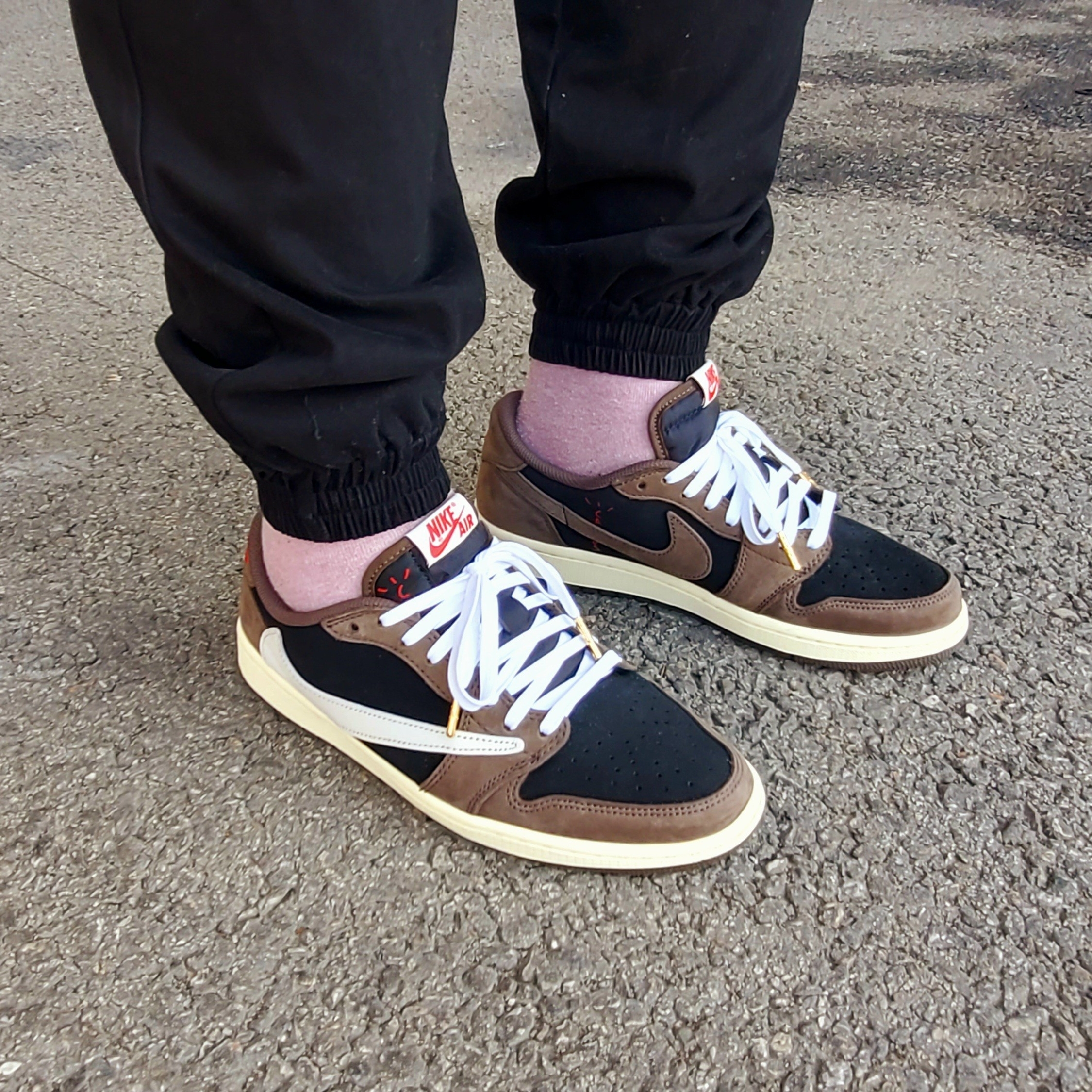 Jordan 1 x Travis Scott Retro Low OG SP Mocha 착용 스타일 - 4