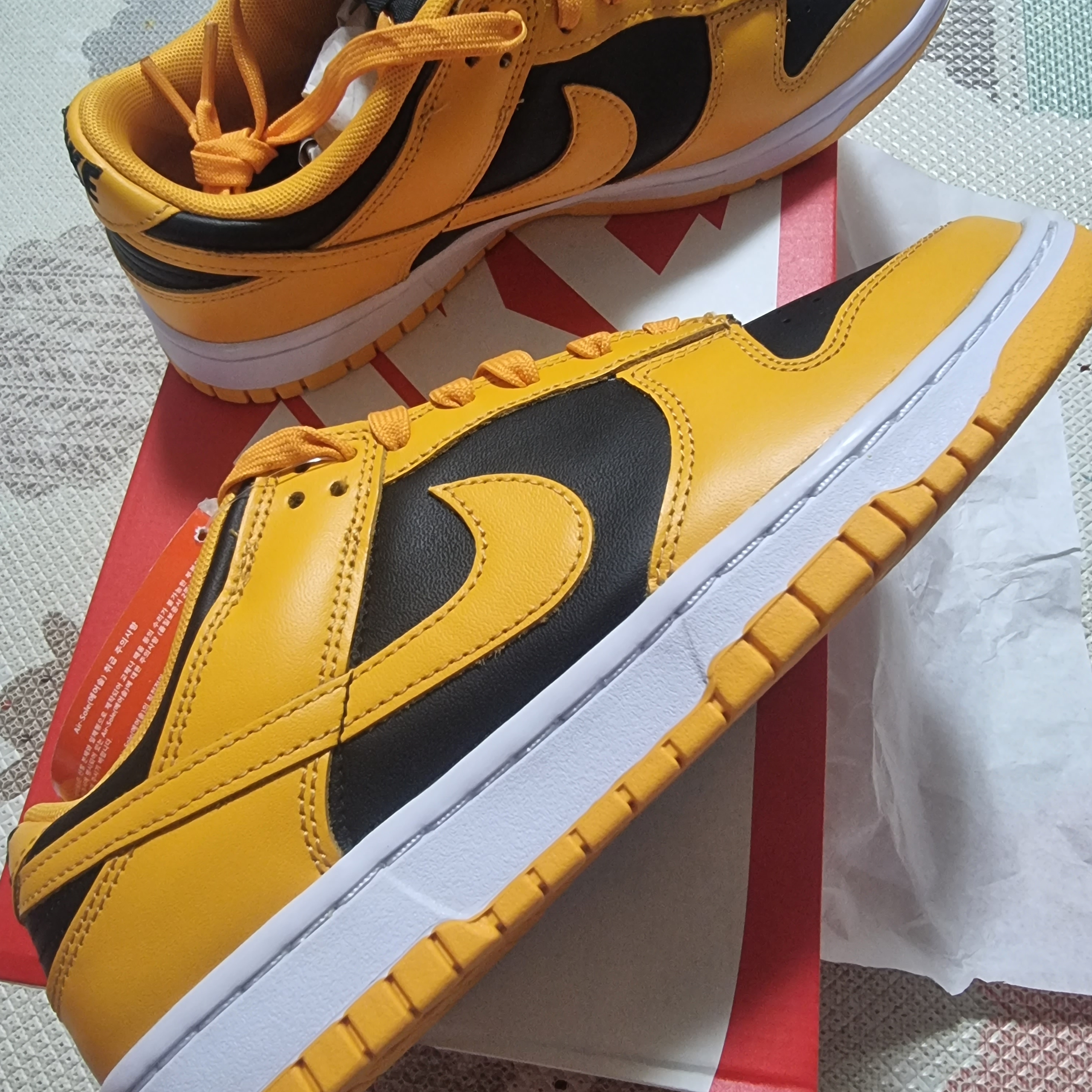 Nike Dunk Low Retro Championship Goldenrod 착용 스타일 - 4