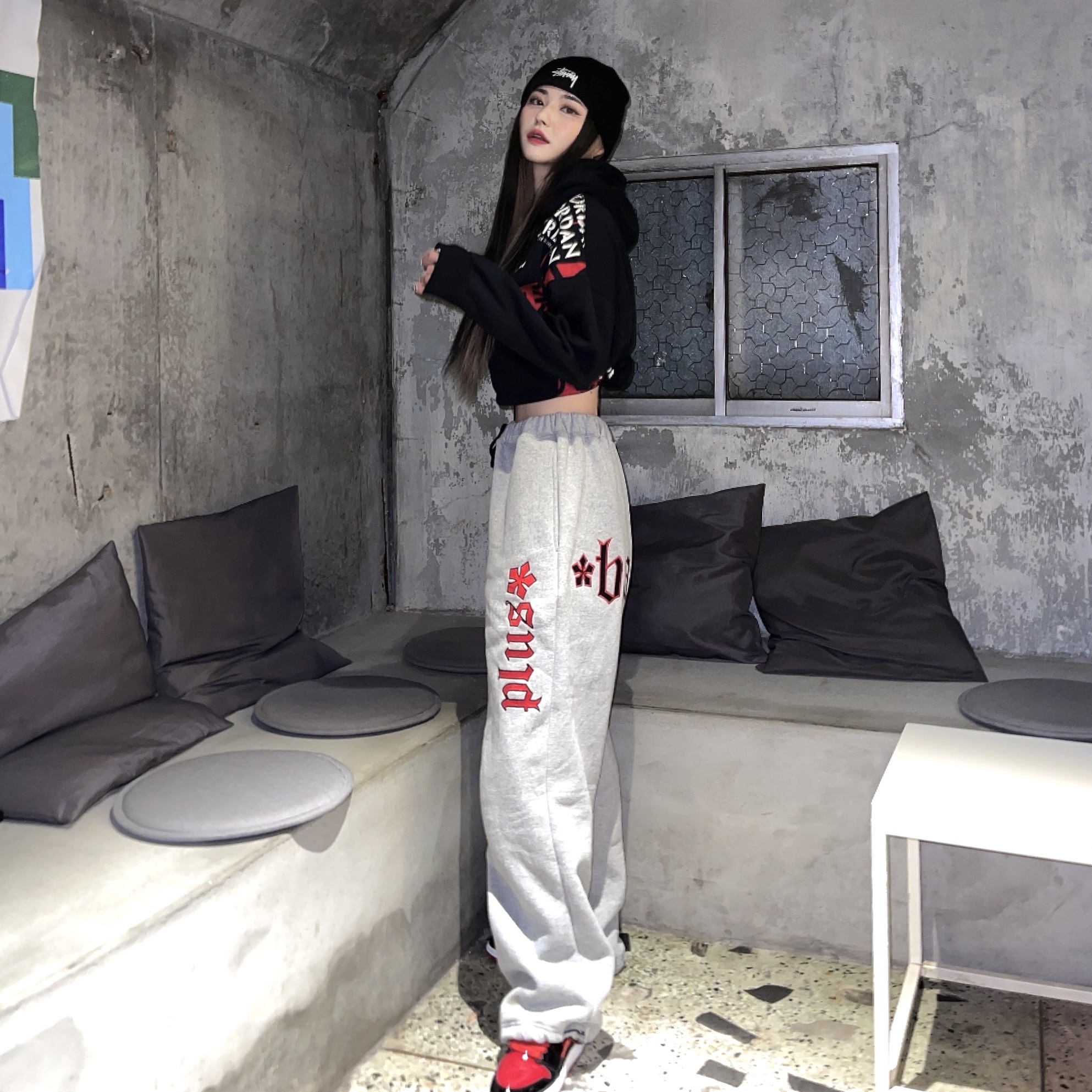 Jordan 1 Retro High OG Patent Bred, Stussy x Our Legacy Yin Yang Beanie Black 착용 스타일 - 3