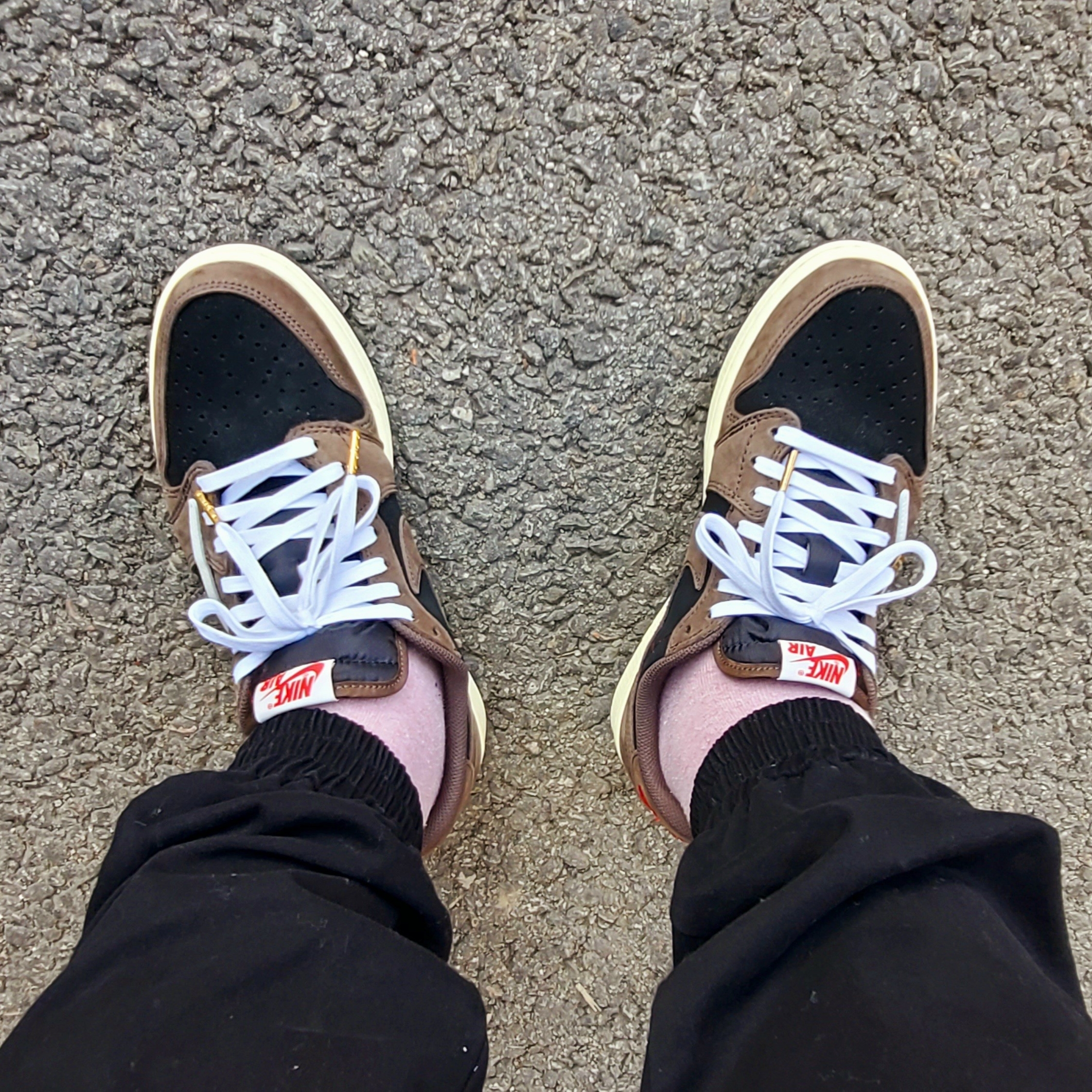 Jordan 1 x Travis Scott Retro Low OG SP Mocha 착용 스타일 - 3