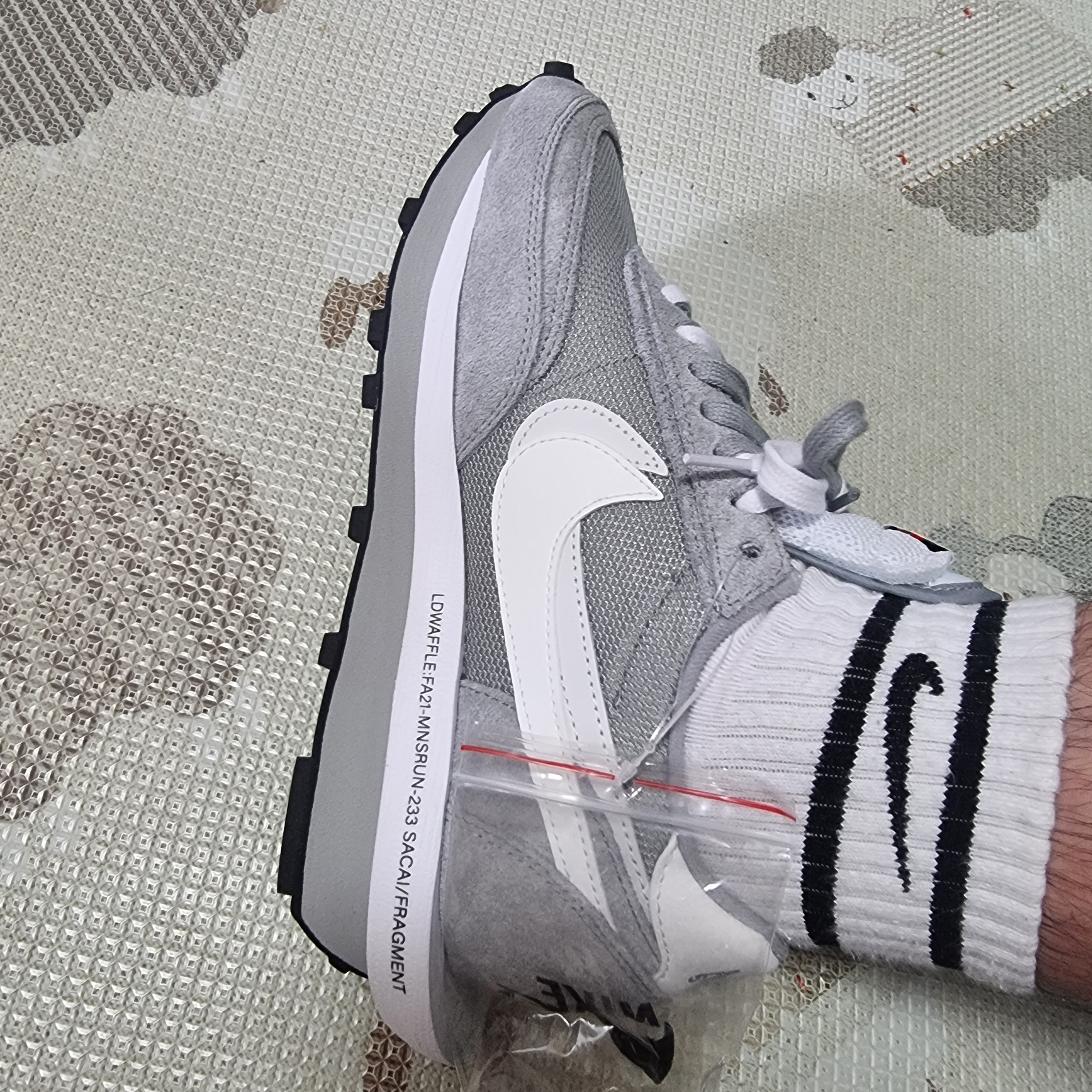 Nike x Sacai x Fragment LDWaffle Light Smoke Grey 착용 스타일 - 3