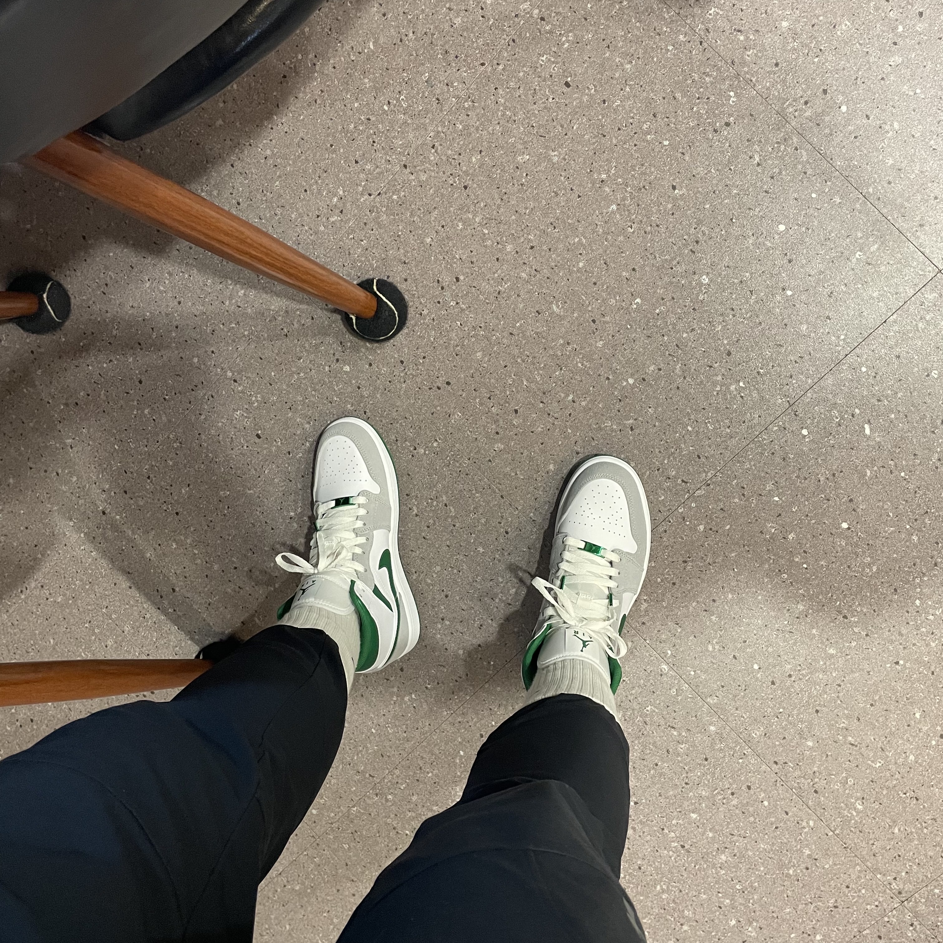 Jordan 1 Mid SE Pine Green Light Smoke Grey 착용 스타일 - 3