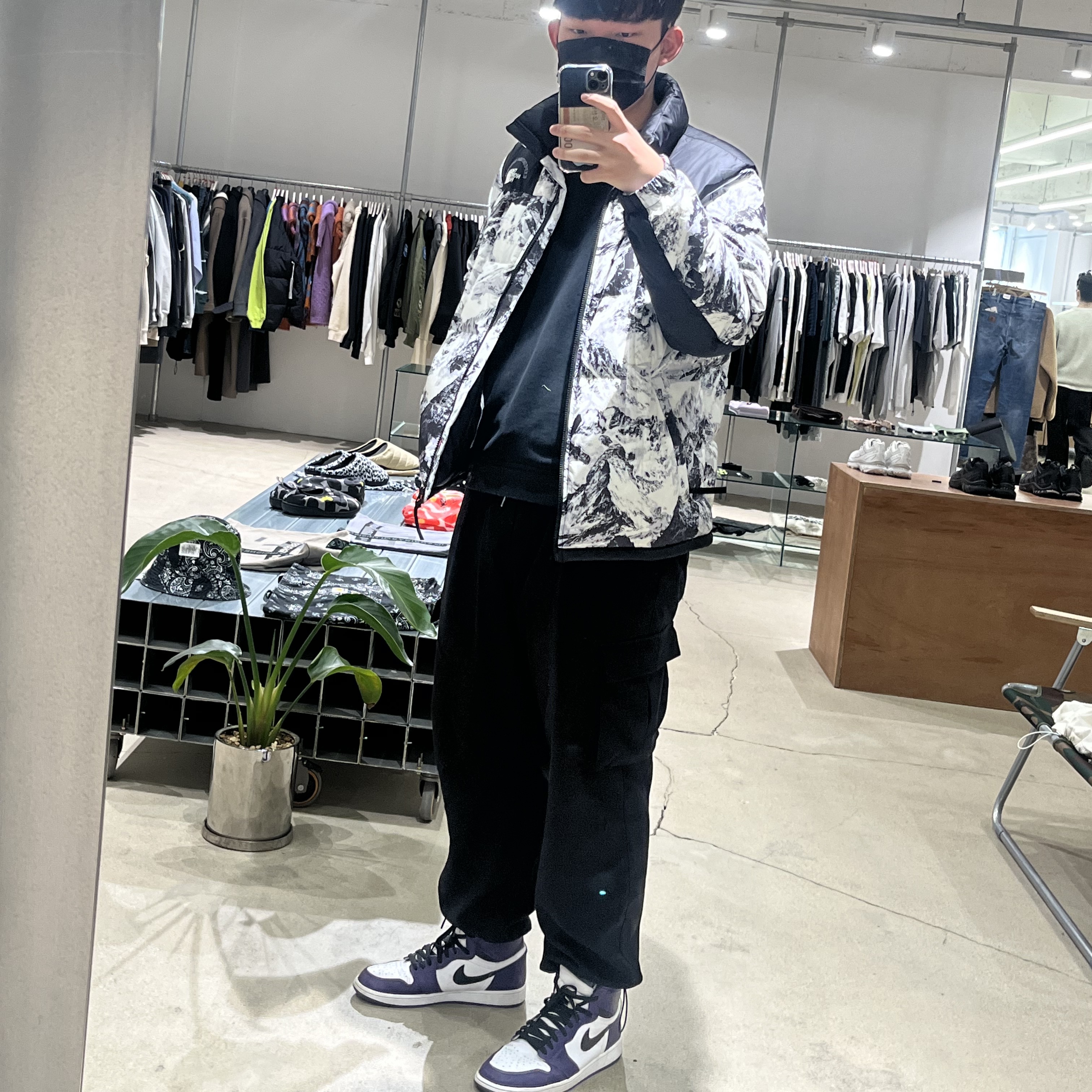 The North Face Lhotse Down Jacket Nutral Grey, Jordan 1 Retro High OG Court Purple 2020 착용 스타일