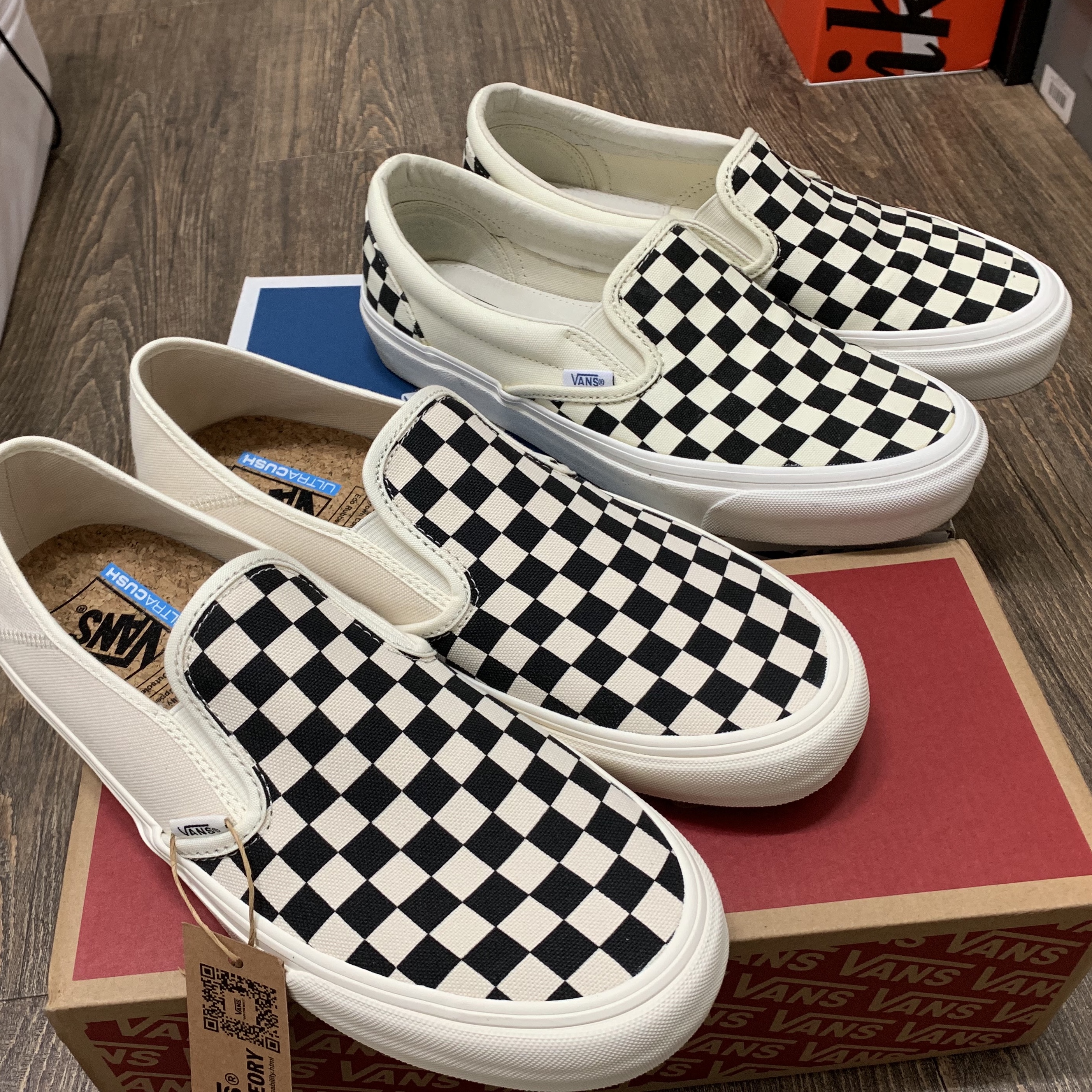 Vans Slip-On SF Eco Theory White, Vans Vault OG Classic Slip-On LX Checkerboard 착용 스타일 - 2