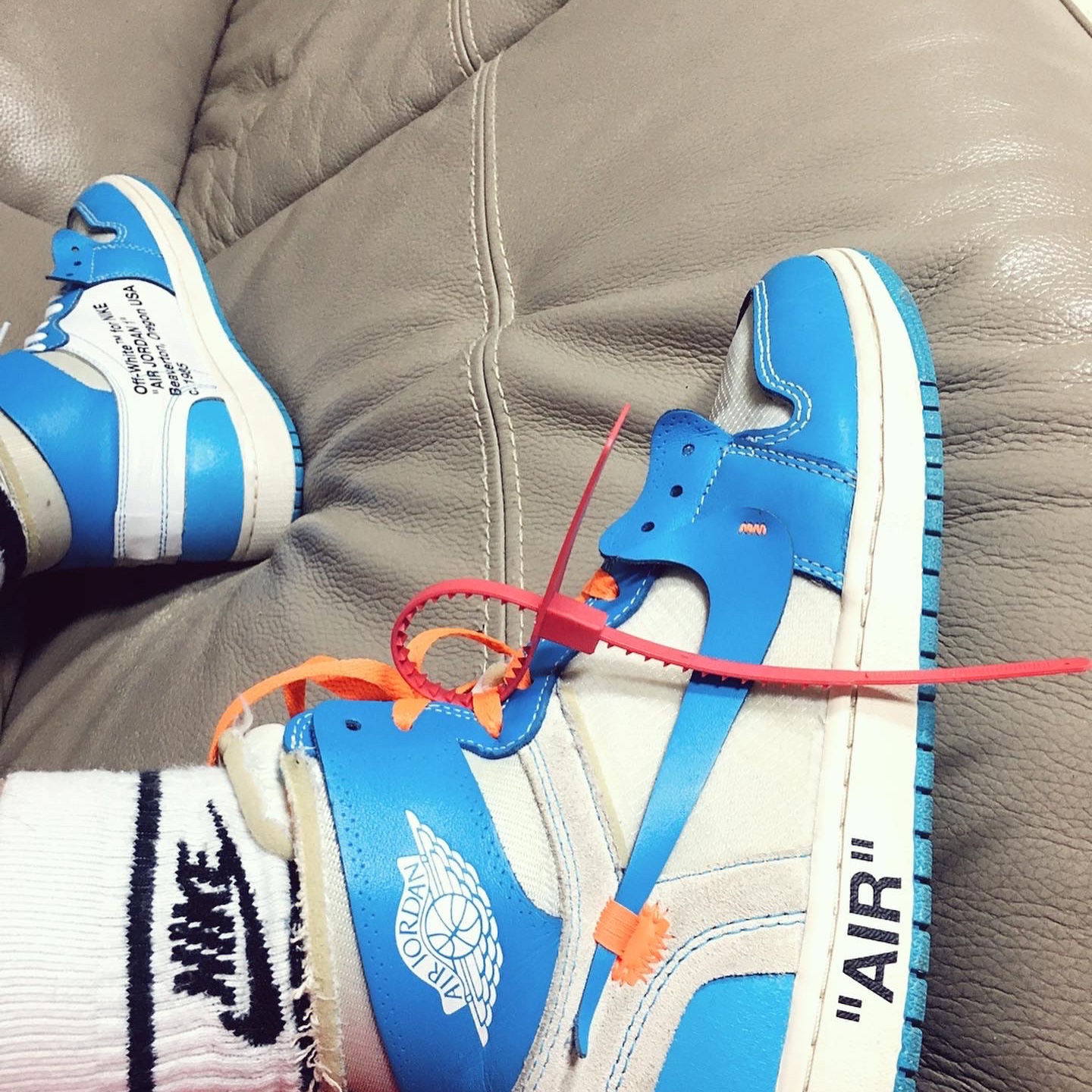 Jordan 1 x Off-White Retro High University Blue, Jordan 1 x Off-White Retro High Chicago The Ten 착용 스타일 - 1