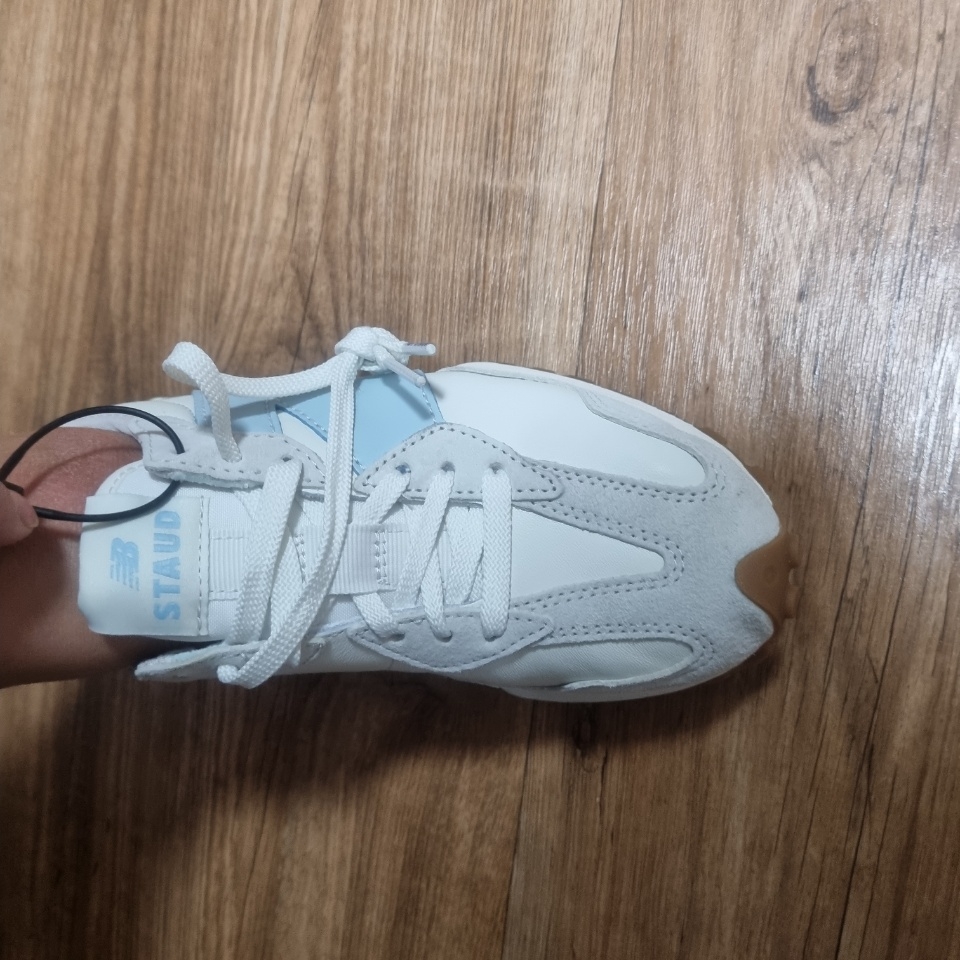 New Balance x Staud 327 Sea Salt Atlantic 착용 스타일 - 4