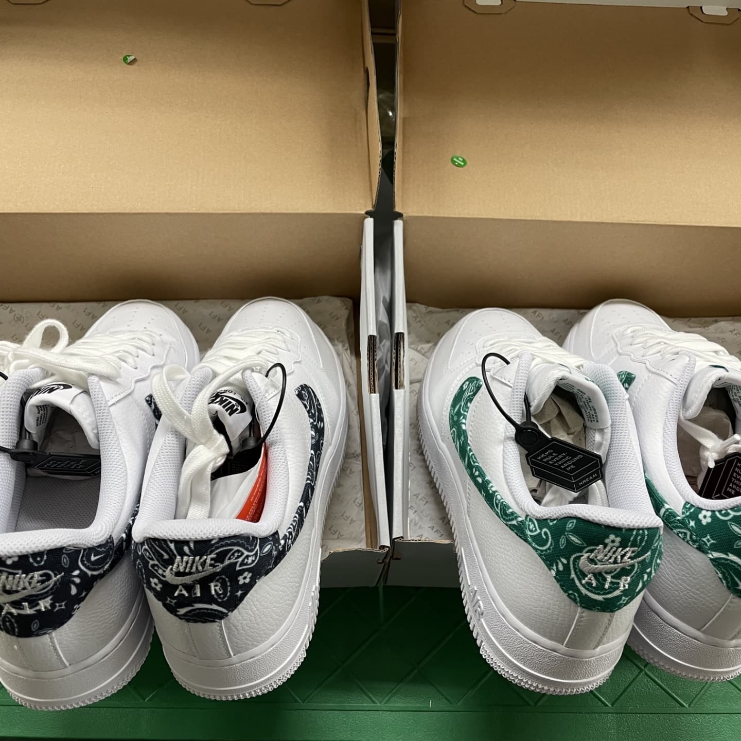 (W) Nike Air Force 1 '07 Essential Paisley Swoosh White Black, (W) Nike Air Force 1 '07 Essential Paisley Swoosh White Malachite 착용 스타일