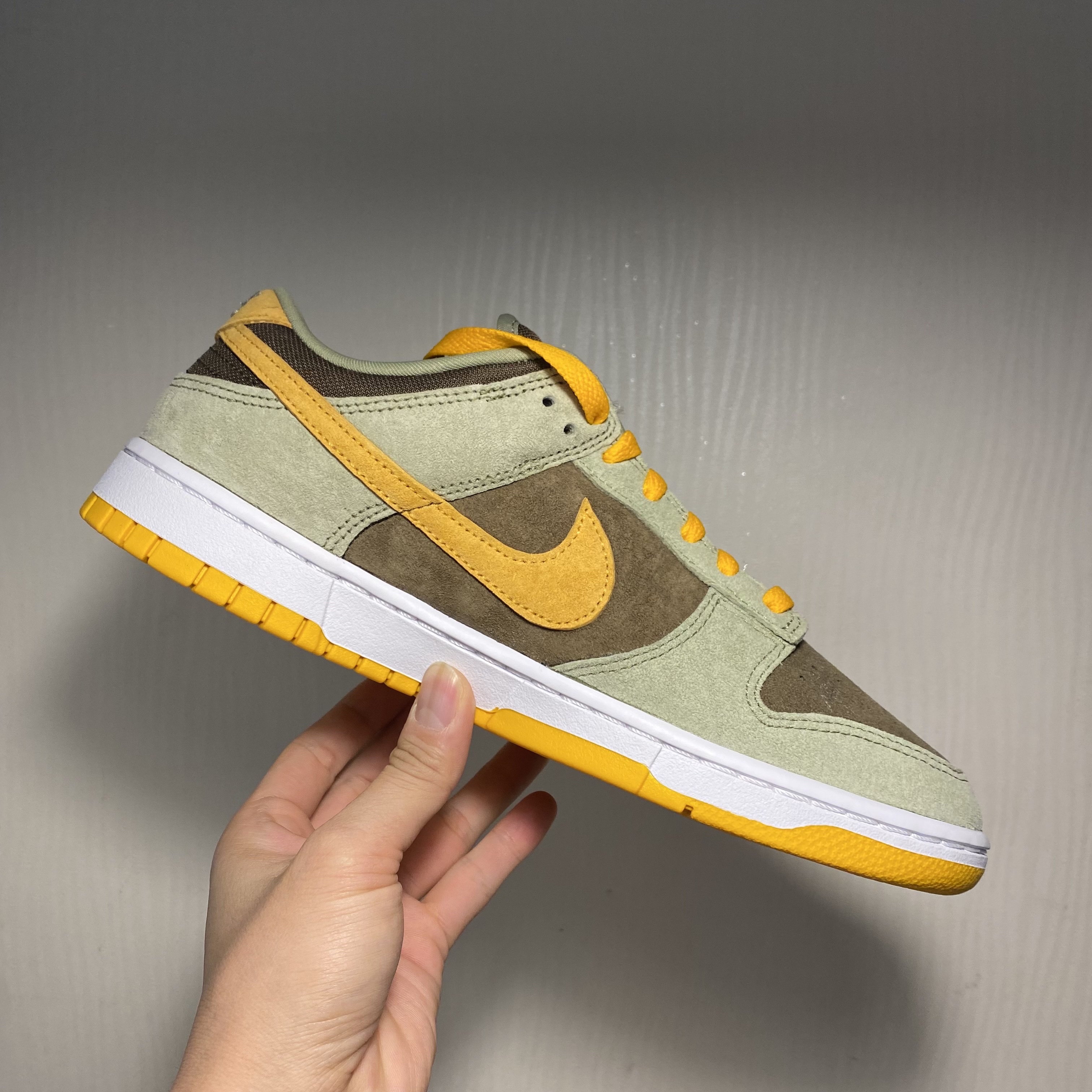 Nike Dunk Low SE Dusty Olive 착용 스타일 - 5