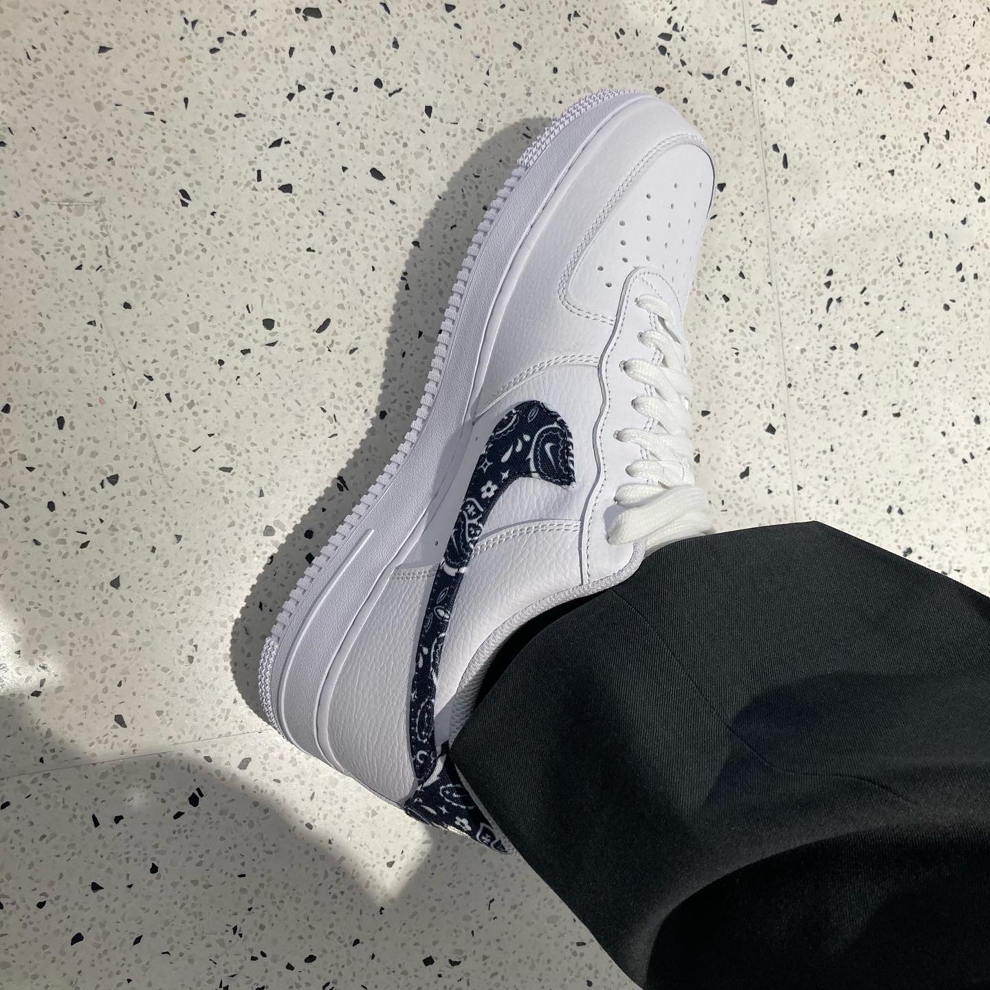 (W) Nike Air Force 1 '07 Essential Paisley Swoosh White Black 착용 스타일