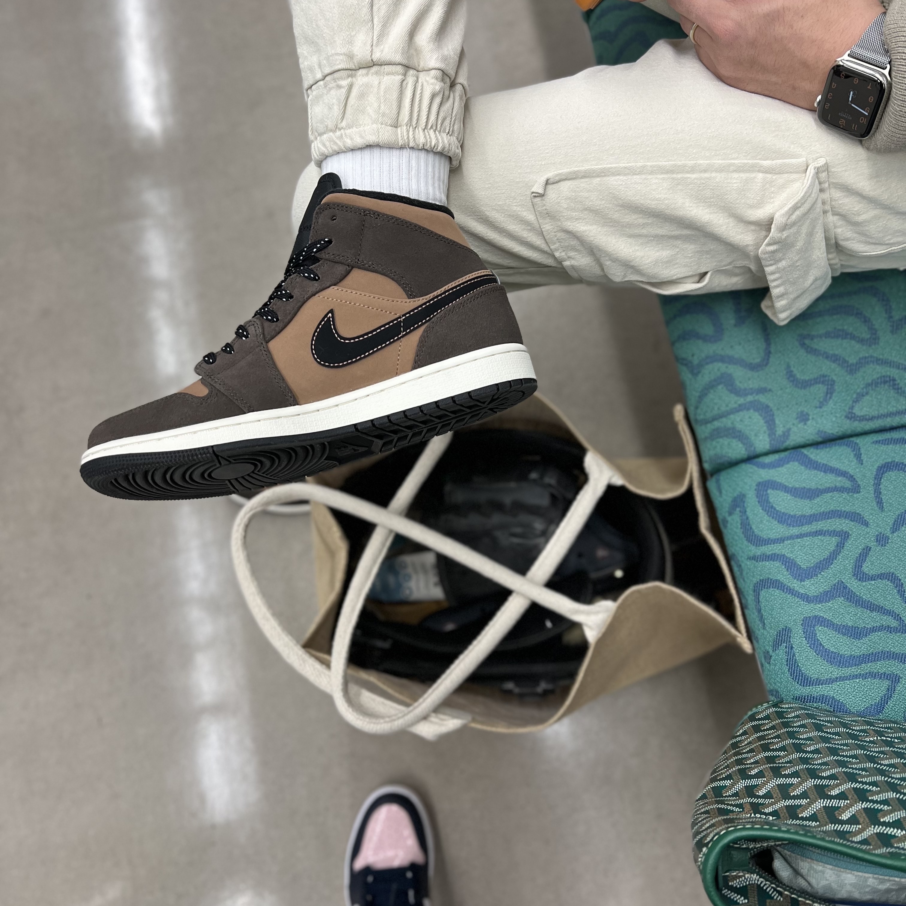 Jordan 1 Mid SE Dark Chocolate, (W) Jordan 1 Retro High OG Atmosphere 착용 스타일 - 2