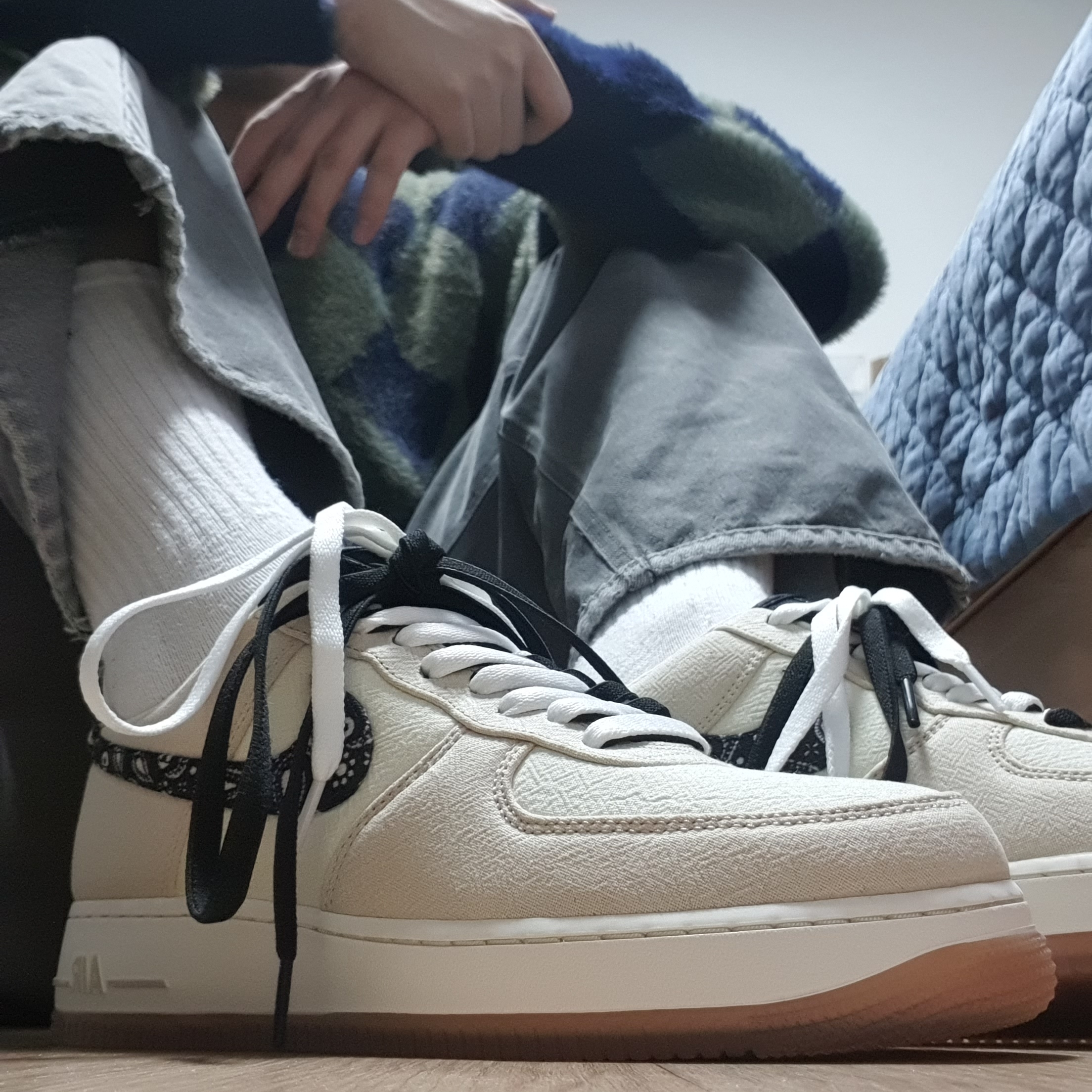 Nike Air Force 1 '07 LV8 Paisley Swoosh 착용 스타일