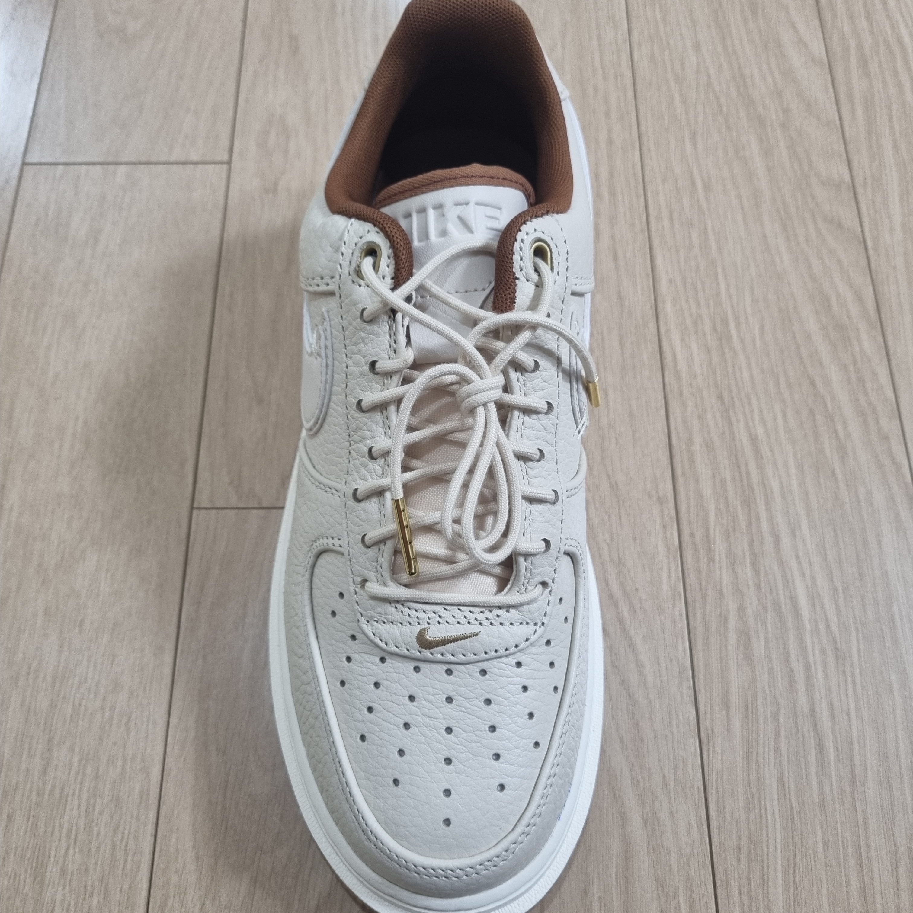 Nike Air Force 1 Luxe Pearl White 착용 스타일 - 1