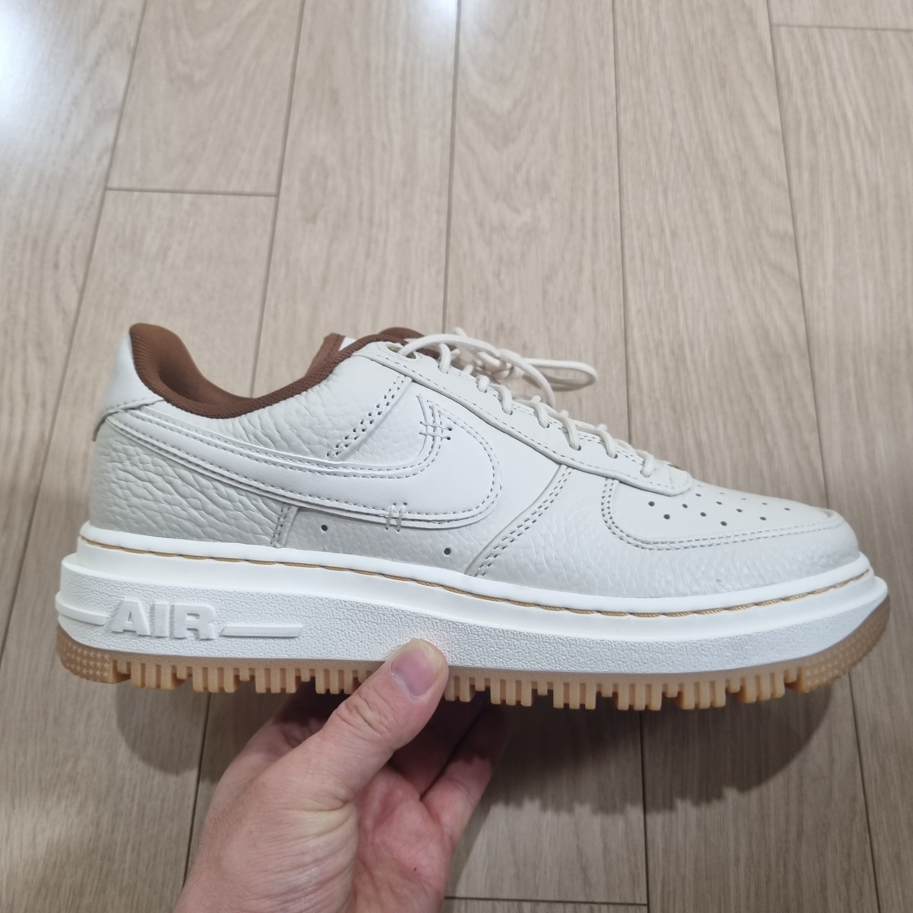 Nike Air Force 1 Luxe Pearl White 착용 스타일 - 2